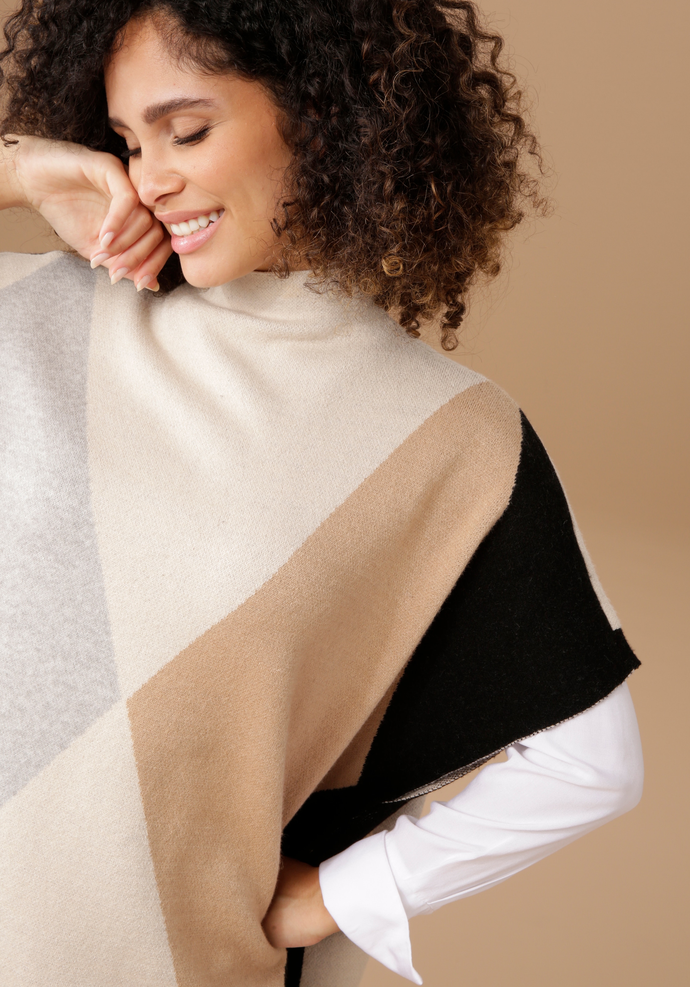 Aniston SELECTED Strickponcho, mit kleinem Stehkragen