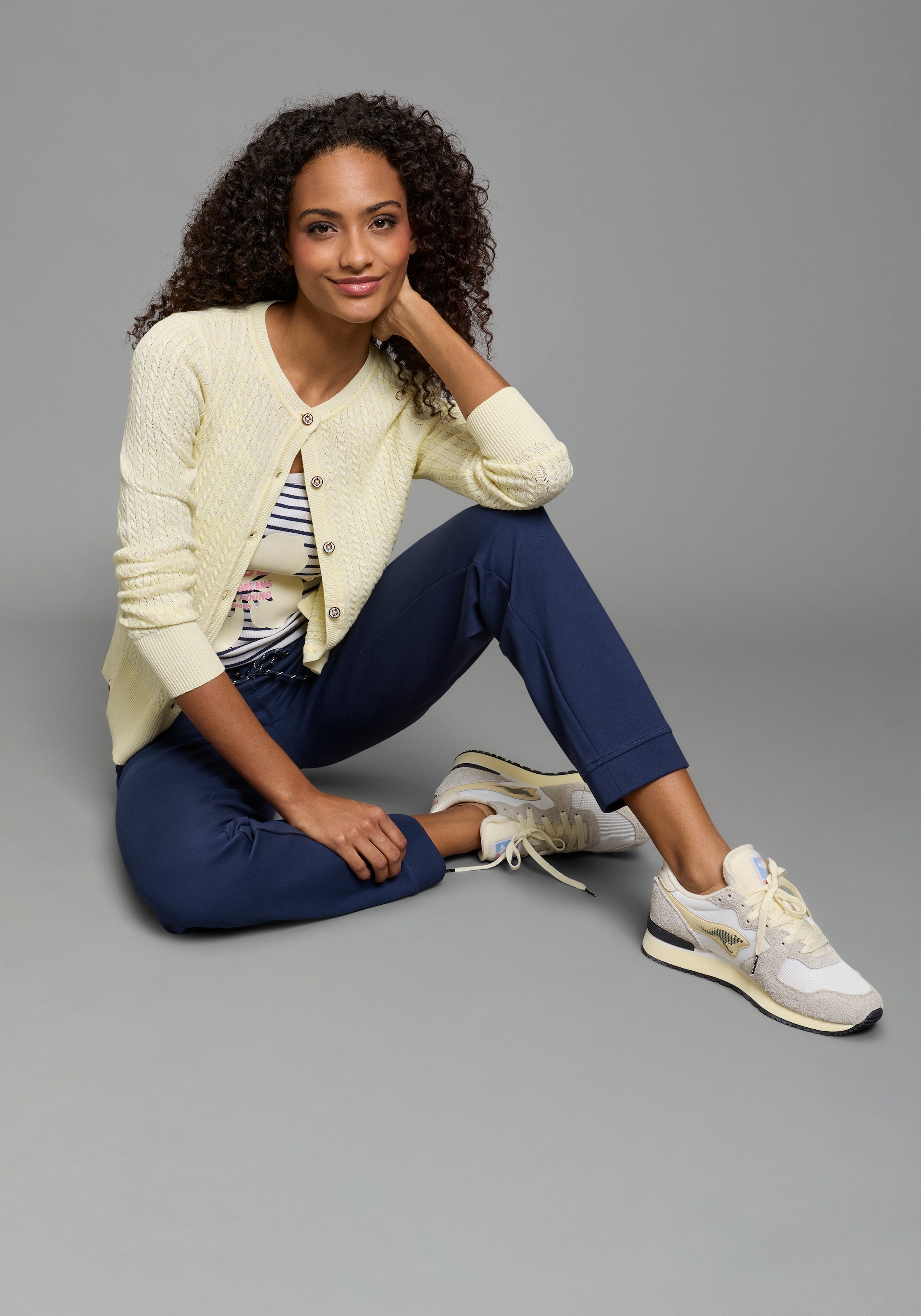 KangaROOS Strickjacke hüftlange Form, figurbetonte Passform, aus Feinstrick und Strick