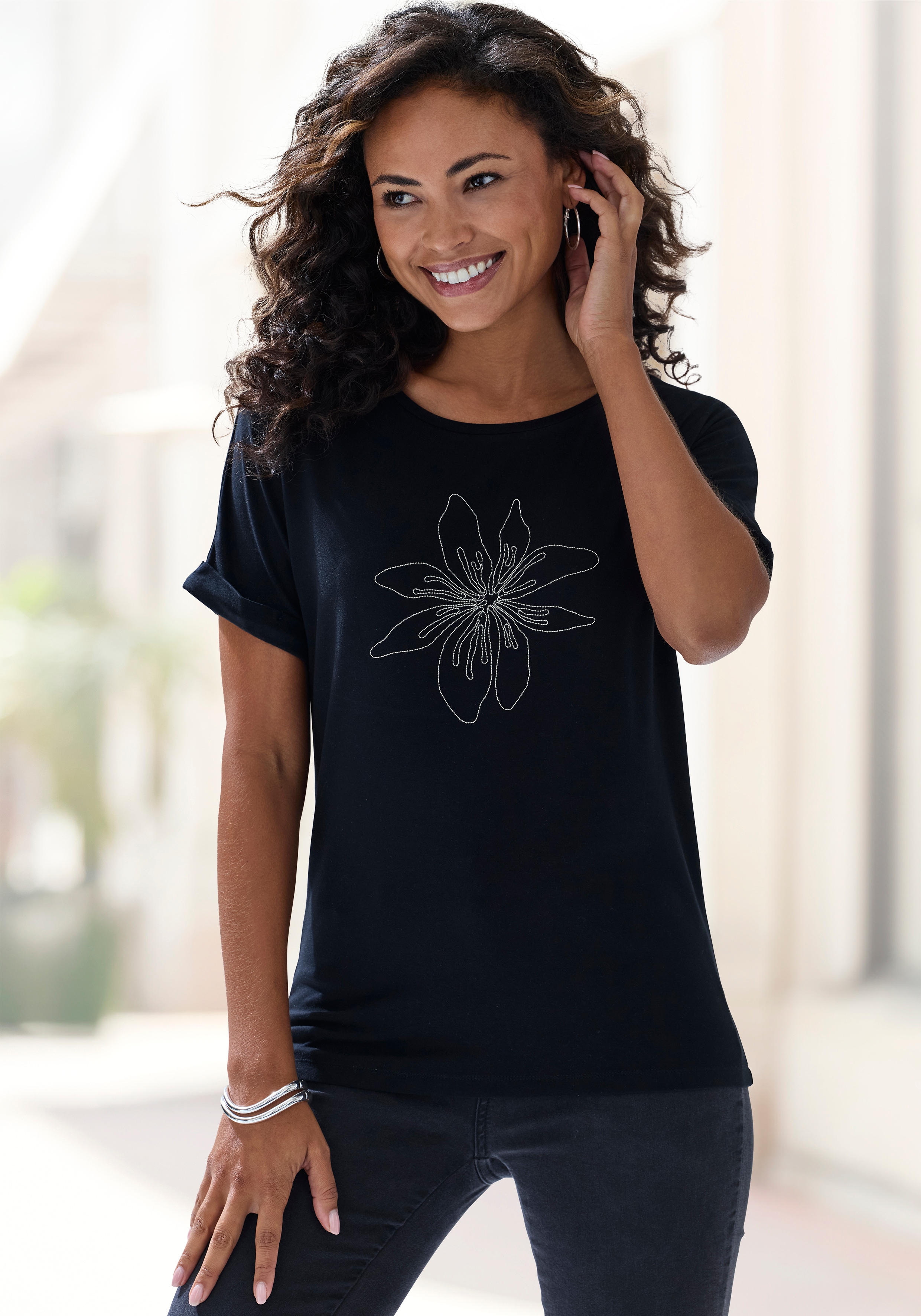 LASCANA T-Shirt "mit appliziertem Blumen-Design vorn" aus hochwertiger Viskose-Qualität