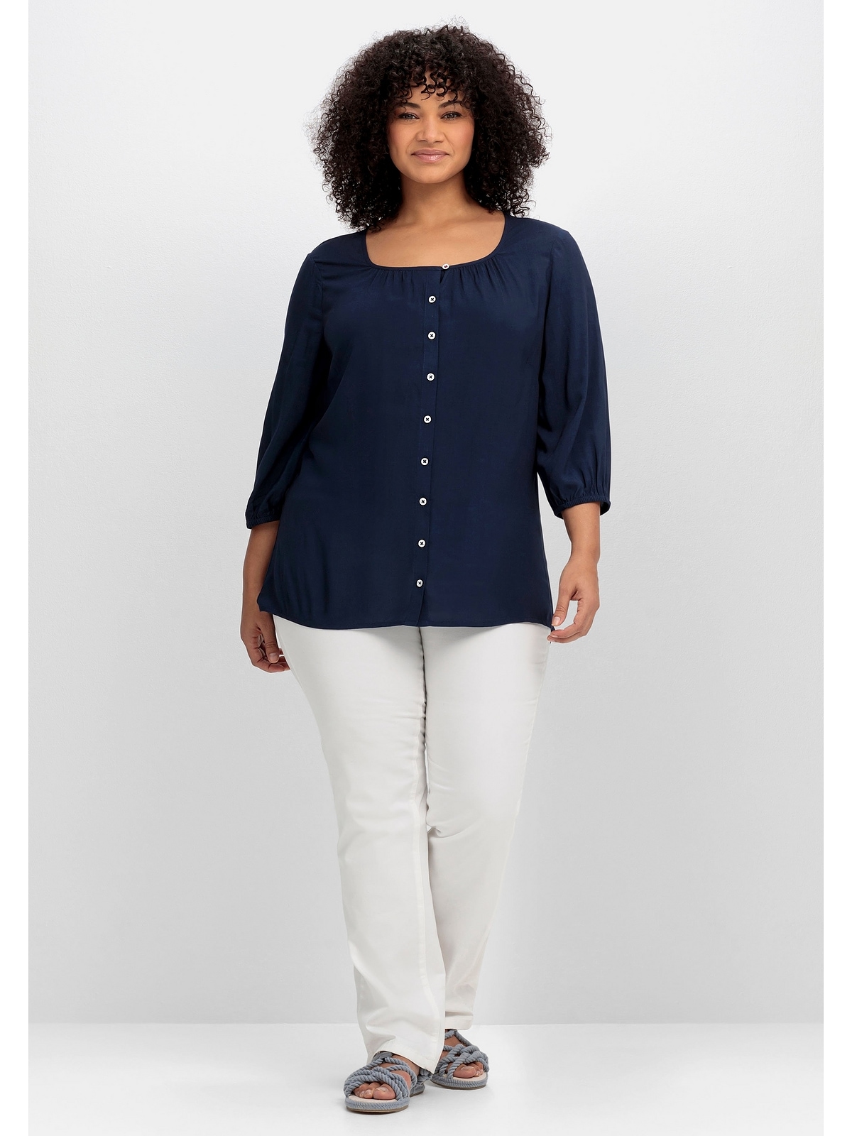 bestellen »Große Sheego Rücken online Shirtbluse verlängertem 3/4-Arm BAUR | Größen«, und mit