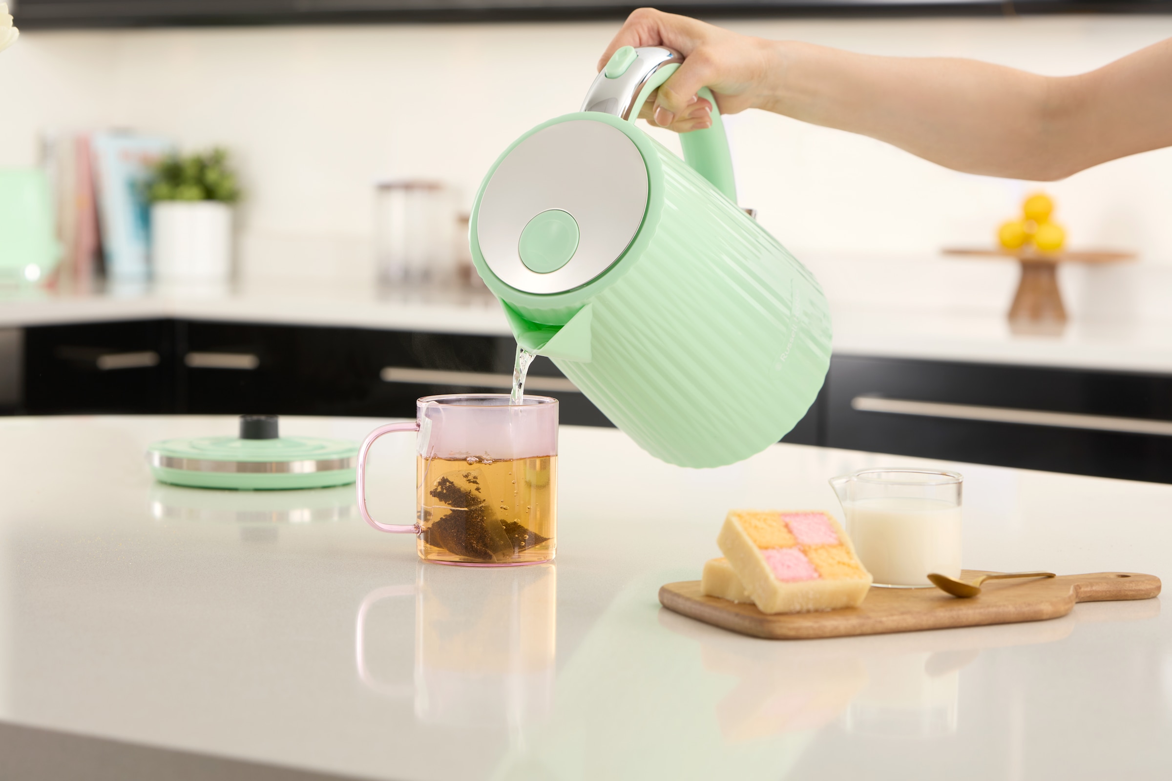 RUSSELL HOBBS Wasserkocher »Eden 27364-70 Pistazie«, 1,7 l, 2400 W, Edelstahlakzente, herausnehmbarer Kalkfilter