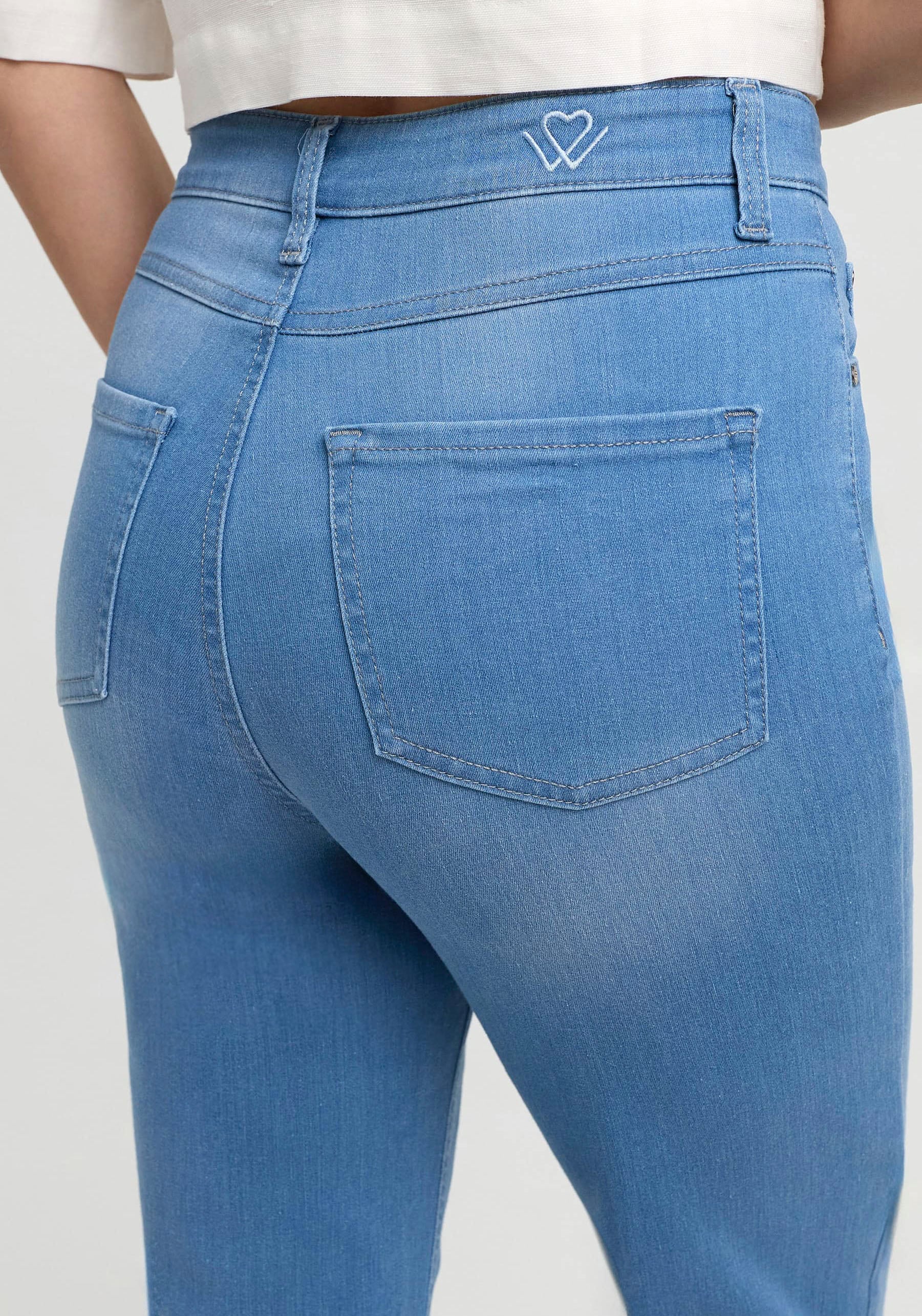 wonderjeans Bootcut-Jeans, in hellblauer Waschung