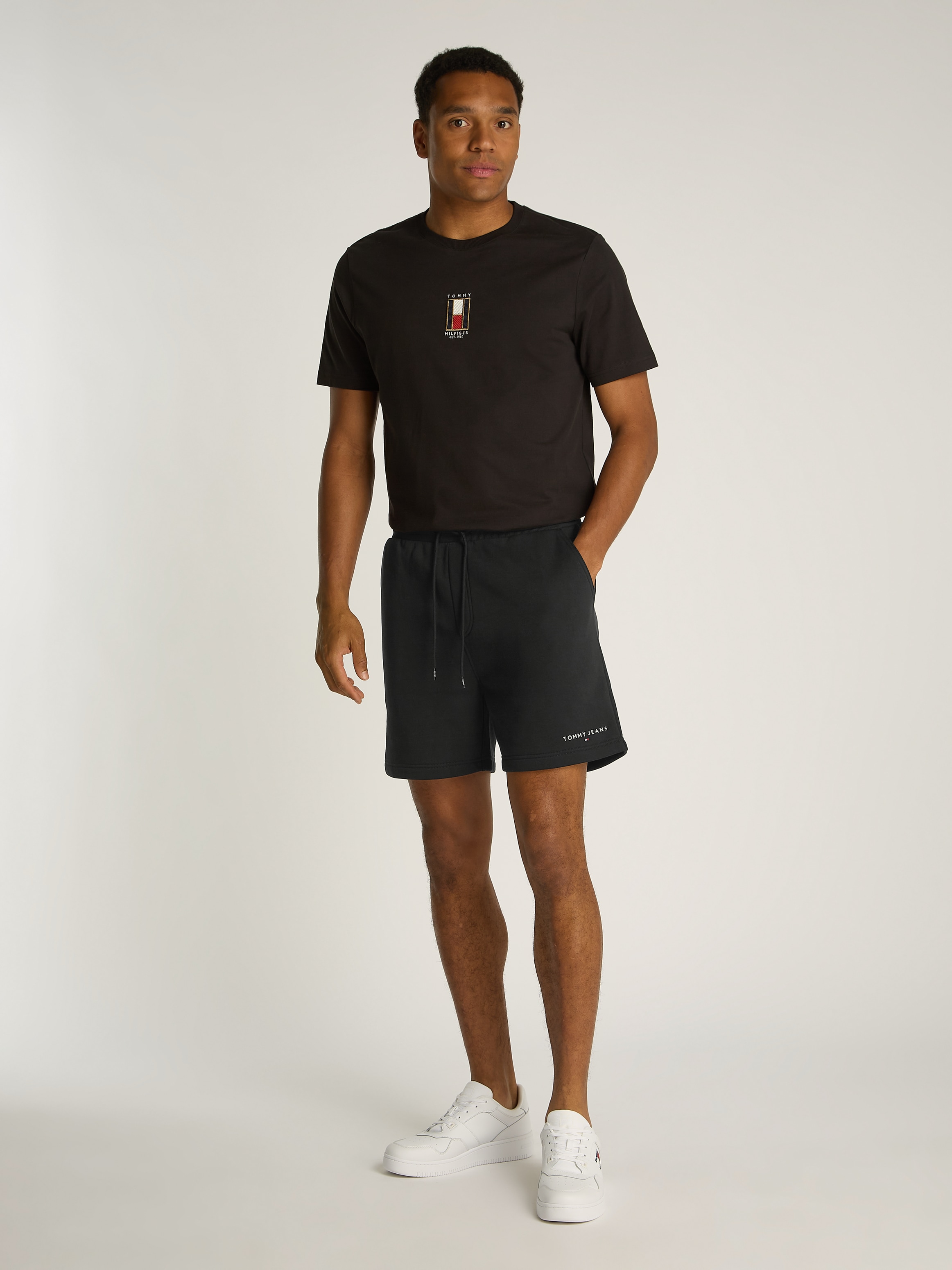 Tommy Jeans Sweatshorts »TJM REG LINEAR SHORT«, mit Logostickerei