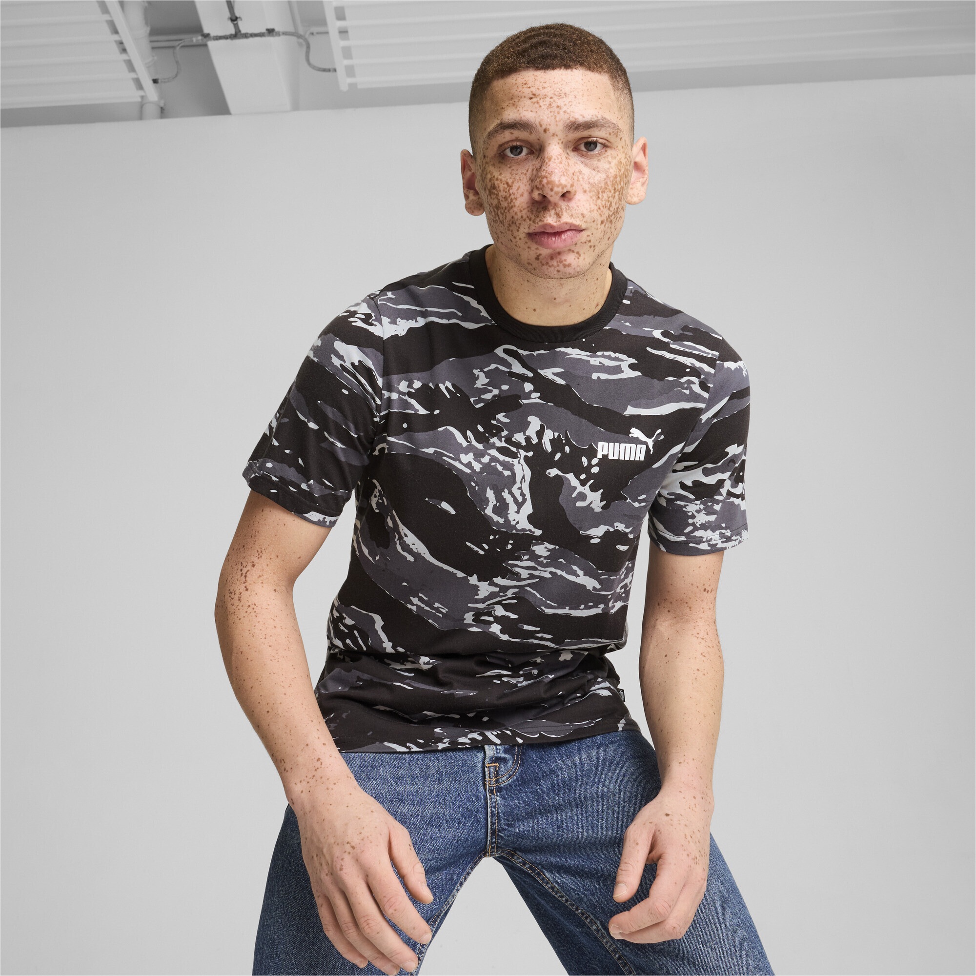 PUMA T-Shirt »ESS+ CAMO Graphic T-Shirt Herren«