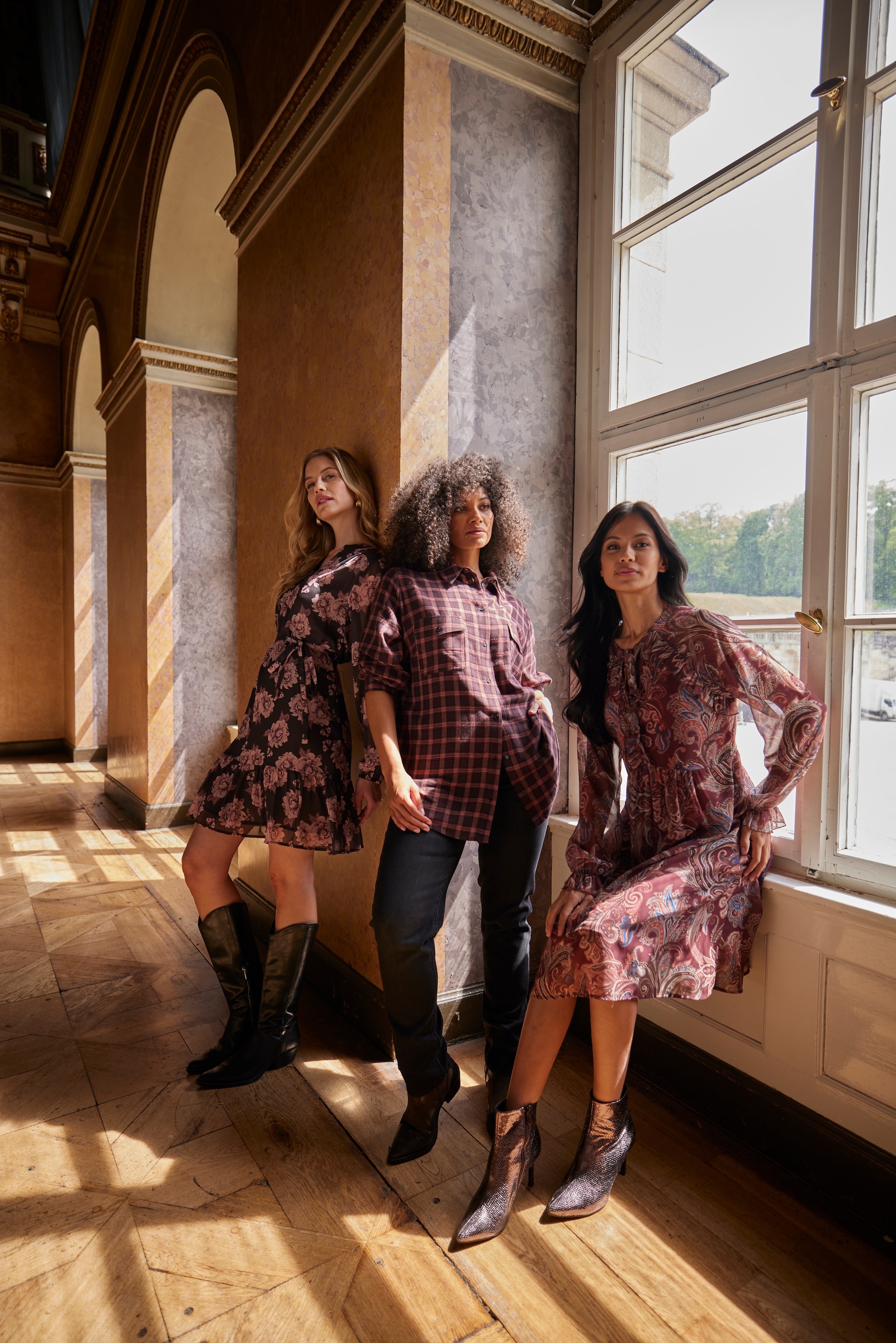 Aniston CASUAL Tunikakleid mit abnehmbarem Bindegürtel,  mit romantischen Rosen bedruckt - NEUE KOLLEKTION