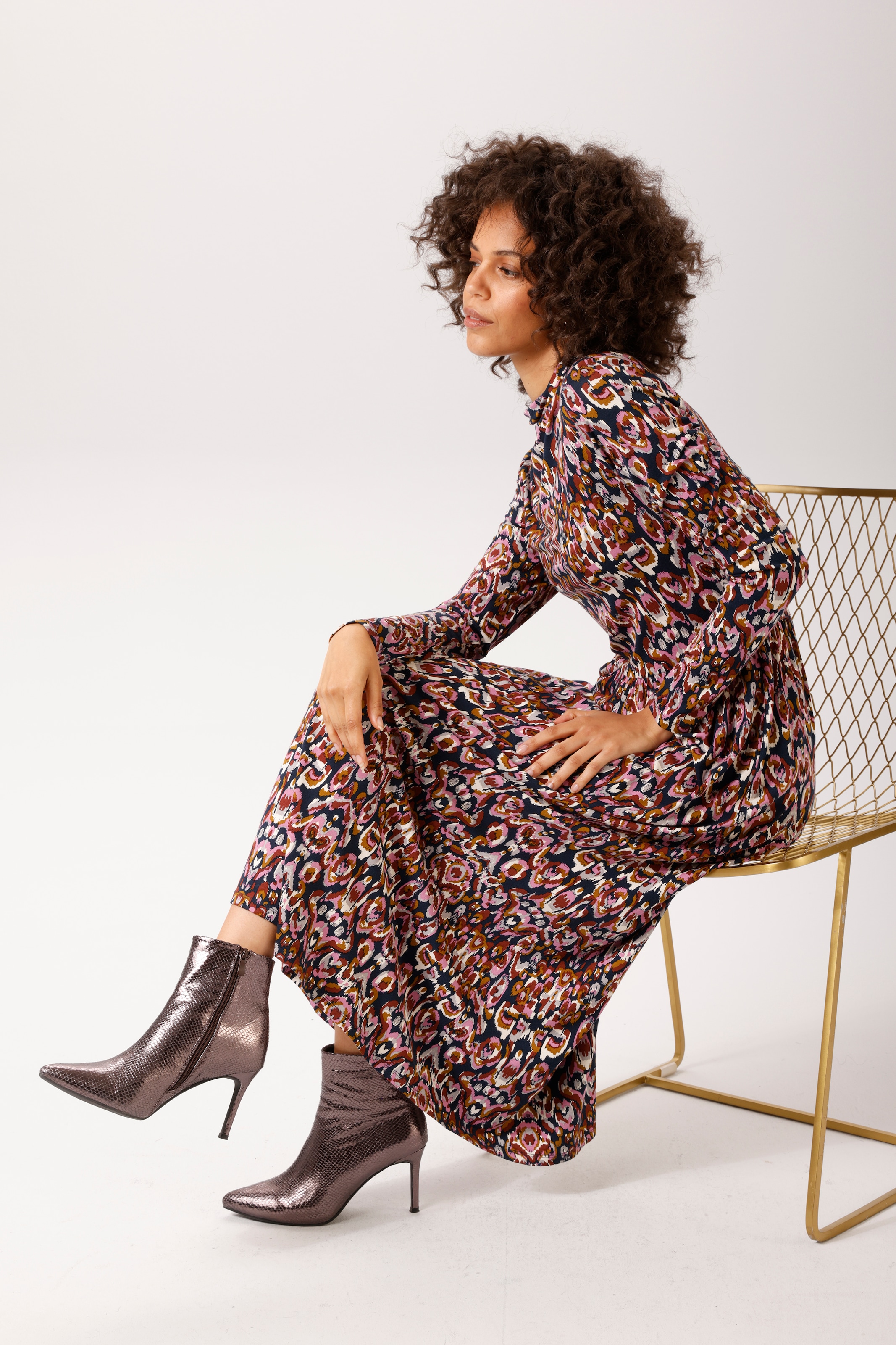 Aniston CASUAL Jerseykleid mit trendfarbenem, grafischen Druck - NEUE KOLLEKTION
