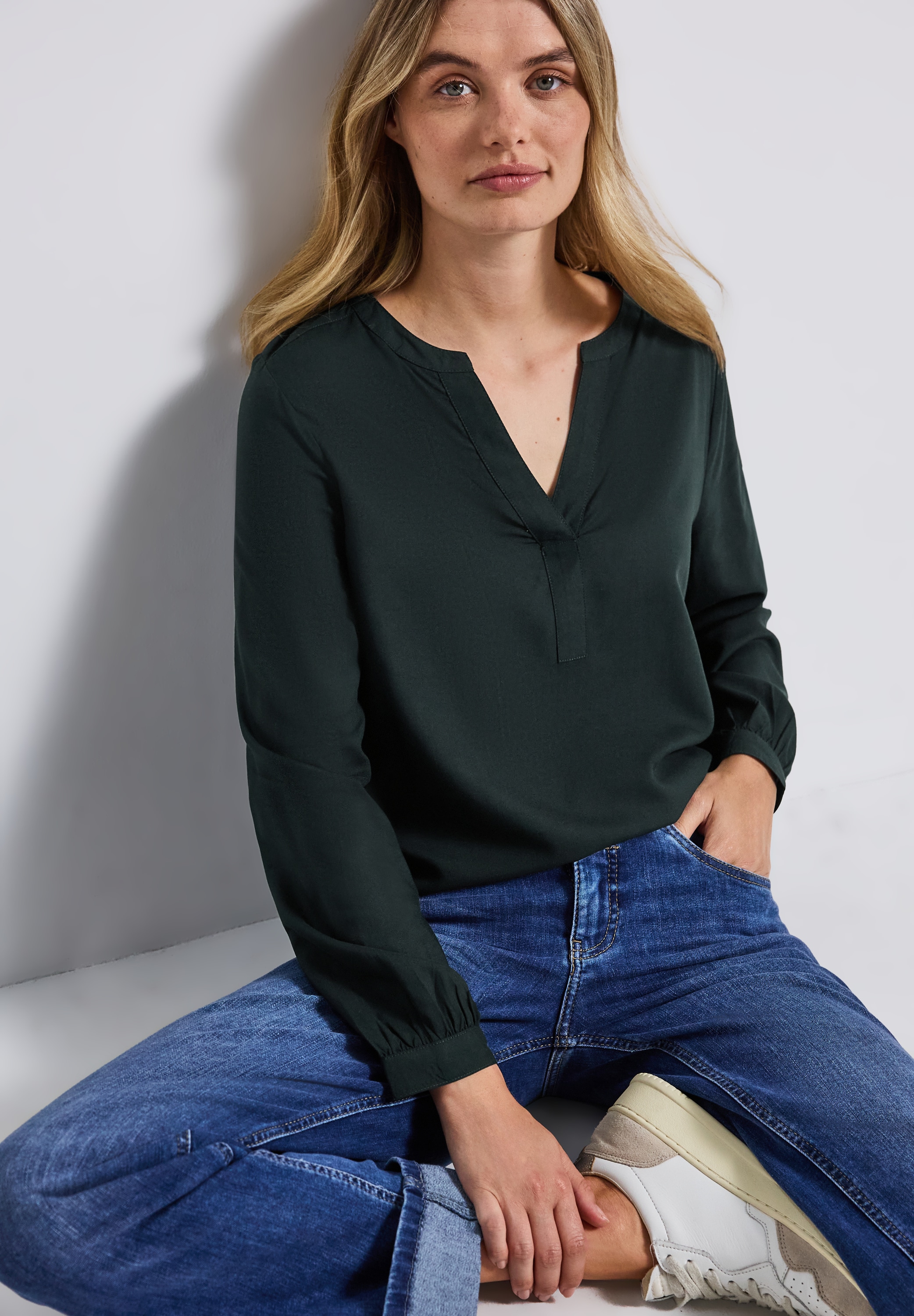 STREET ONE Langarmbluse, Sommerbluse, Tunika mit Split Neck und aus Viskose