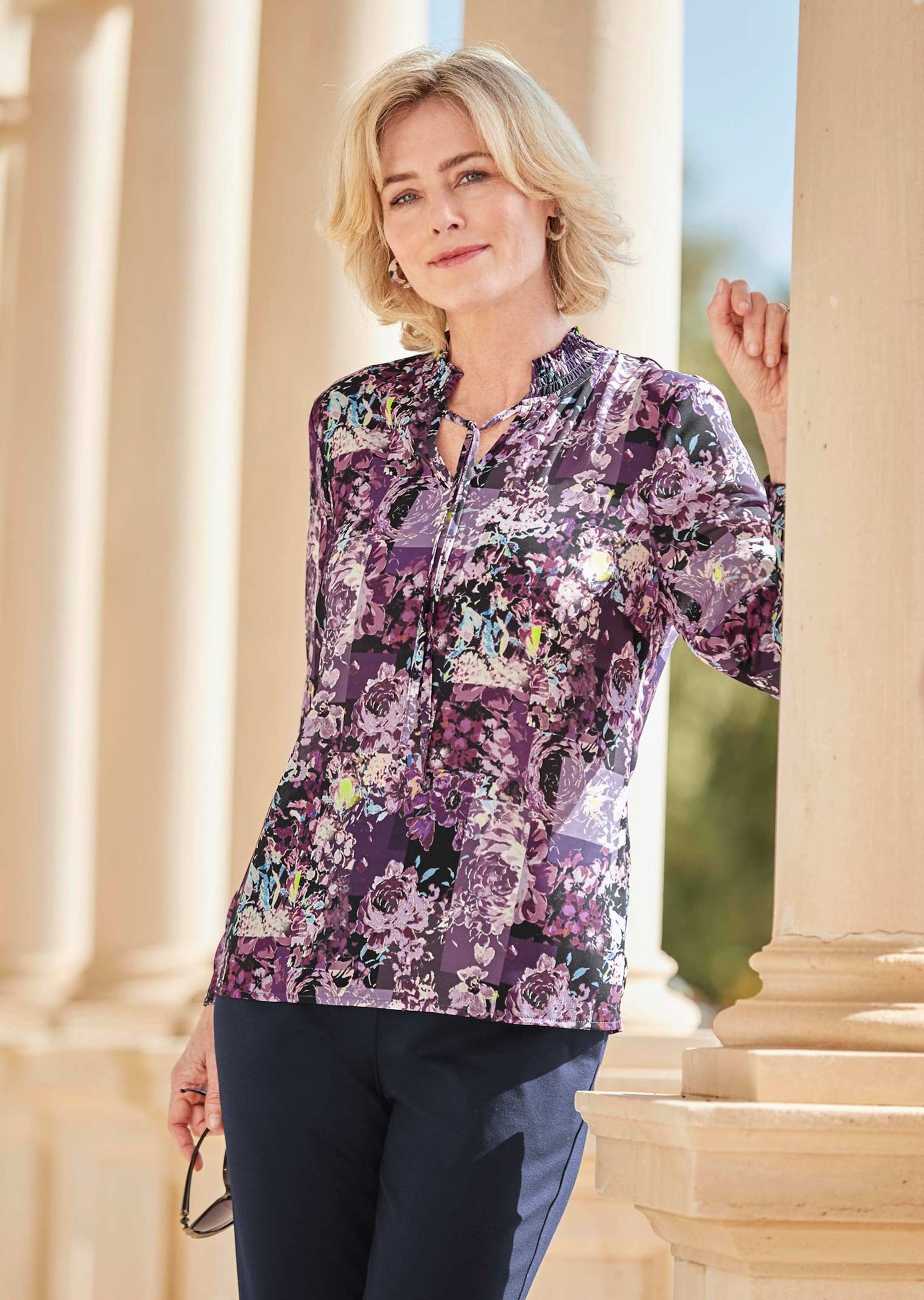 Thumbnail - GOLDNER Druckbluse "Kurzgröße Druckbluse in exotischem Muster" Gesmokter Stehkragen mit Bindeband