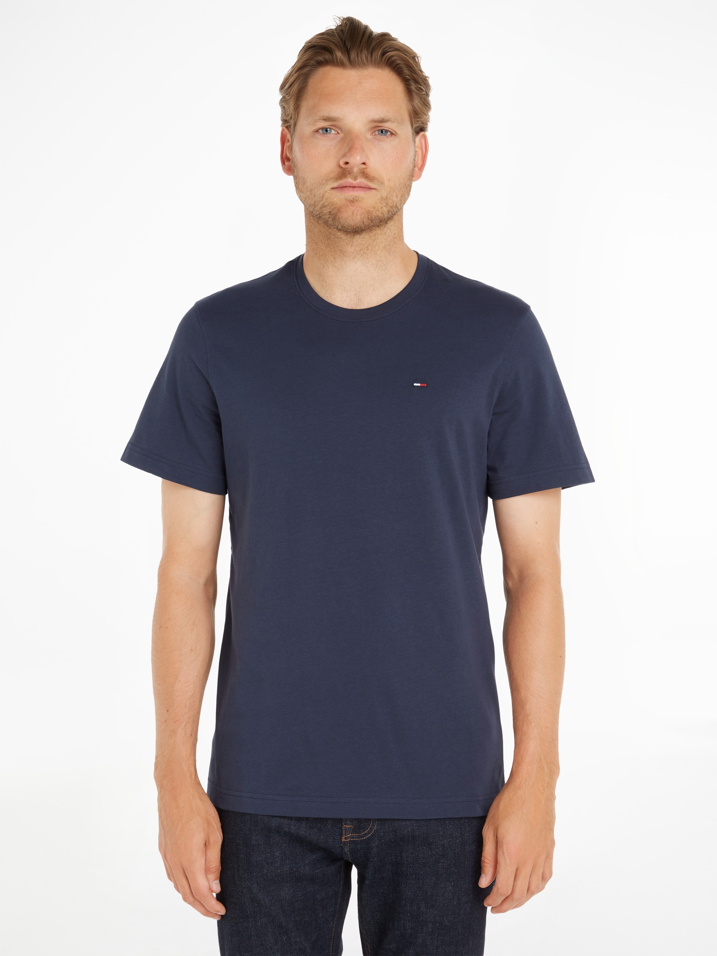 Tommy Jeans T-Shirt "TJM ESSENTIAL SOLID" mit Rundhalsausschnitt und dezenter Logo-Flag