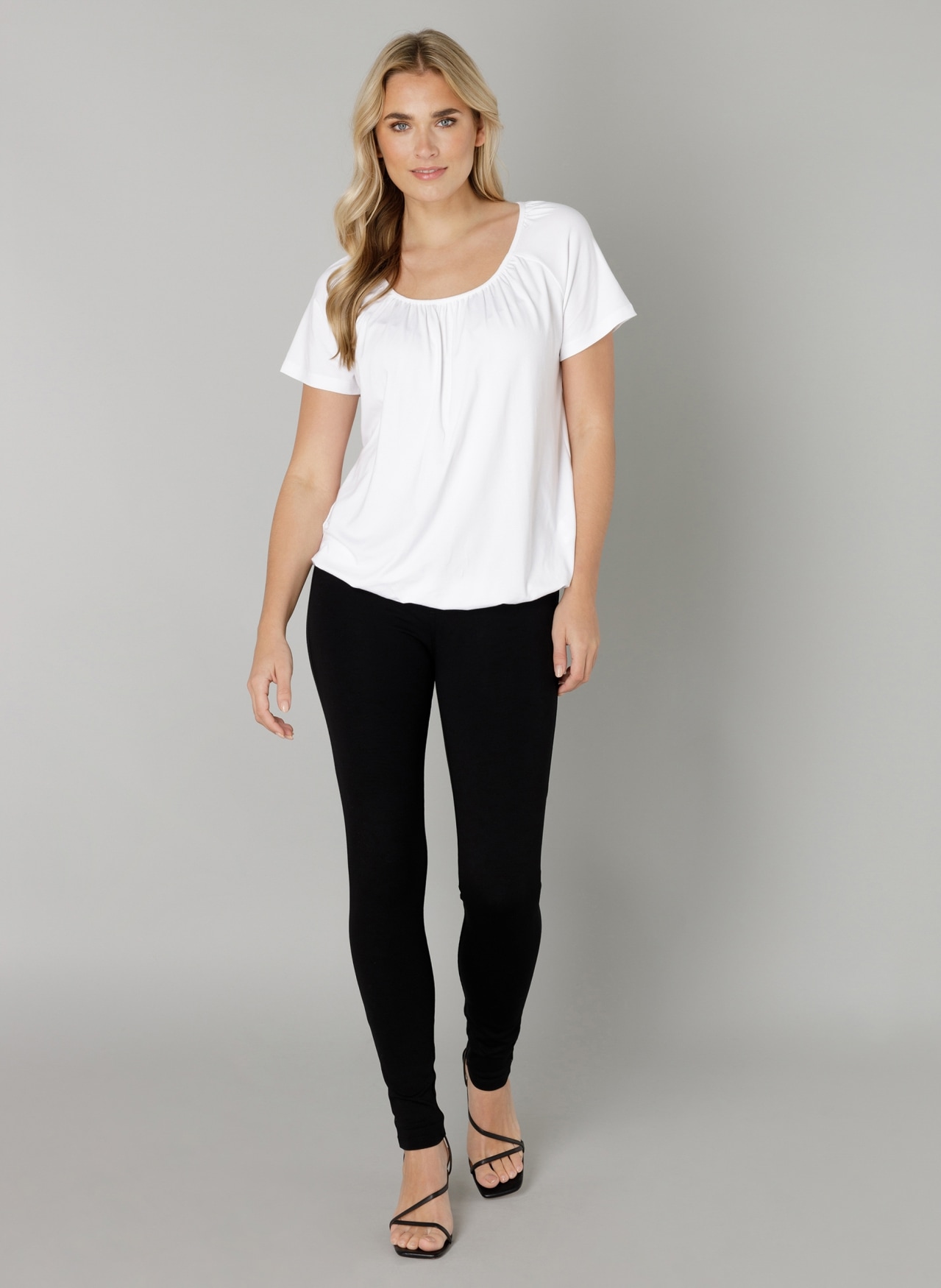 Base Level T-Shirt »Yona«, mit Raffung am Ausschnitt und elastischem Bund