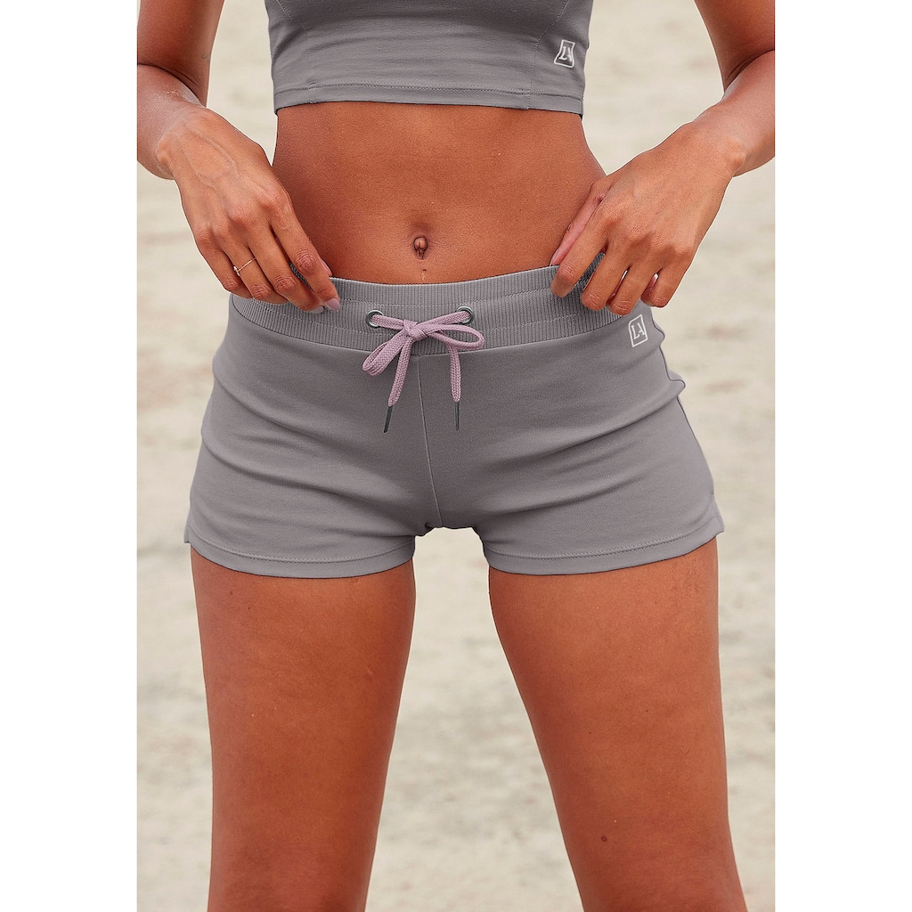 LASCANA ACTIVE Shorts, mit kleinen Seitenschlitzen