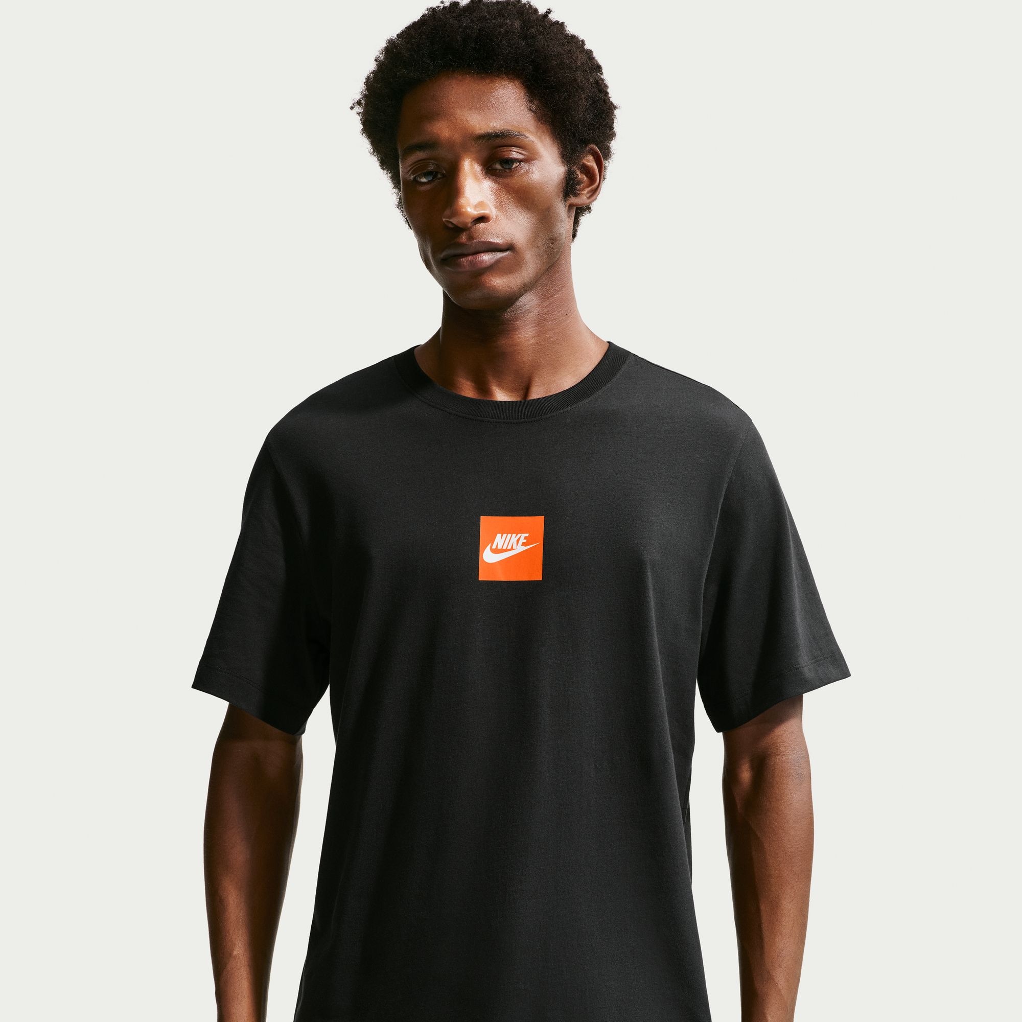Nike T-Shirt »Nike Sportswear T-Shirt« für Erwachsene, sportlich, mit coolem Rückenprint