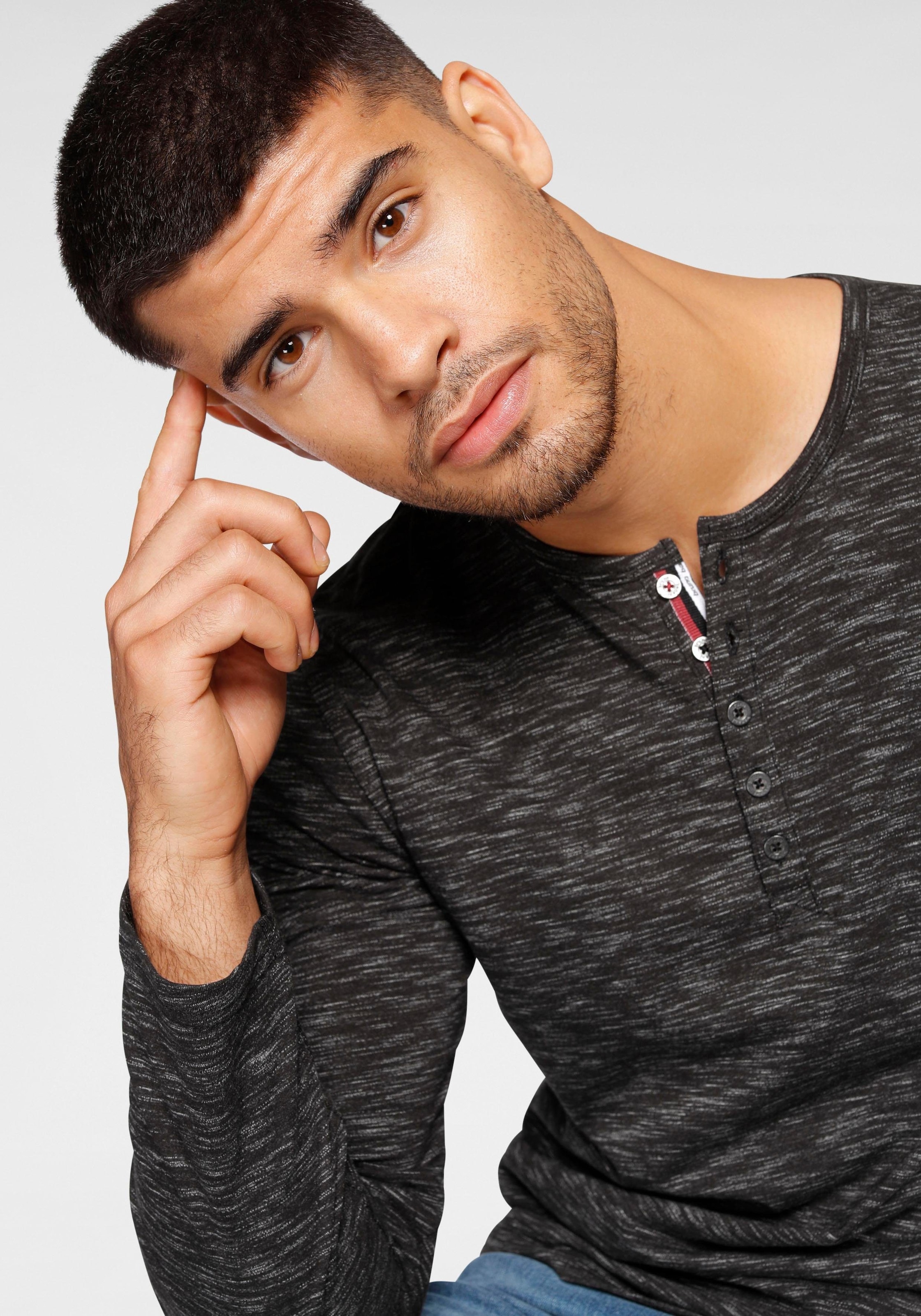 Bruno Banani Langarmshirt, schmale Passform, melierte Optik und Druck