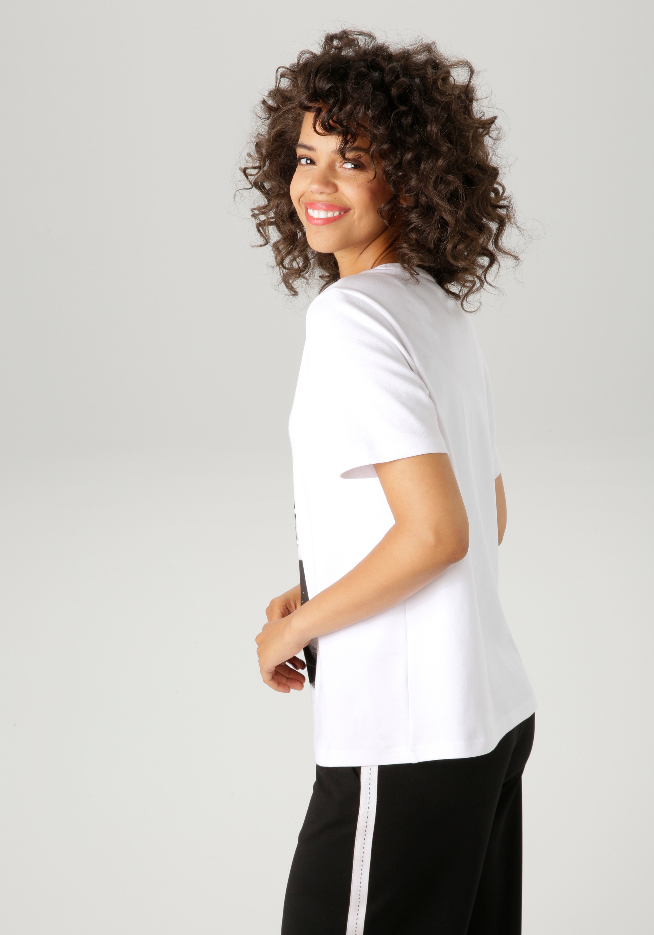 Aniston CASUAL T-Shirt mit Samt verziertem, extravaganten Frontdruck günstig online kaufen