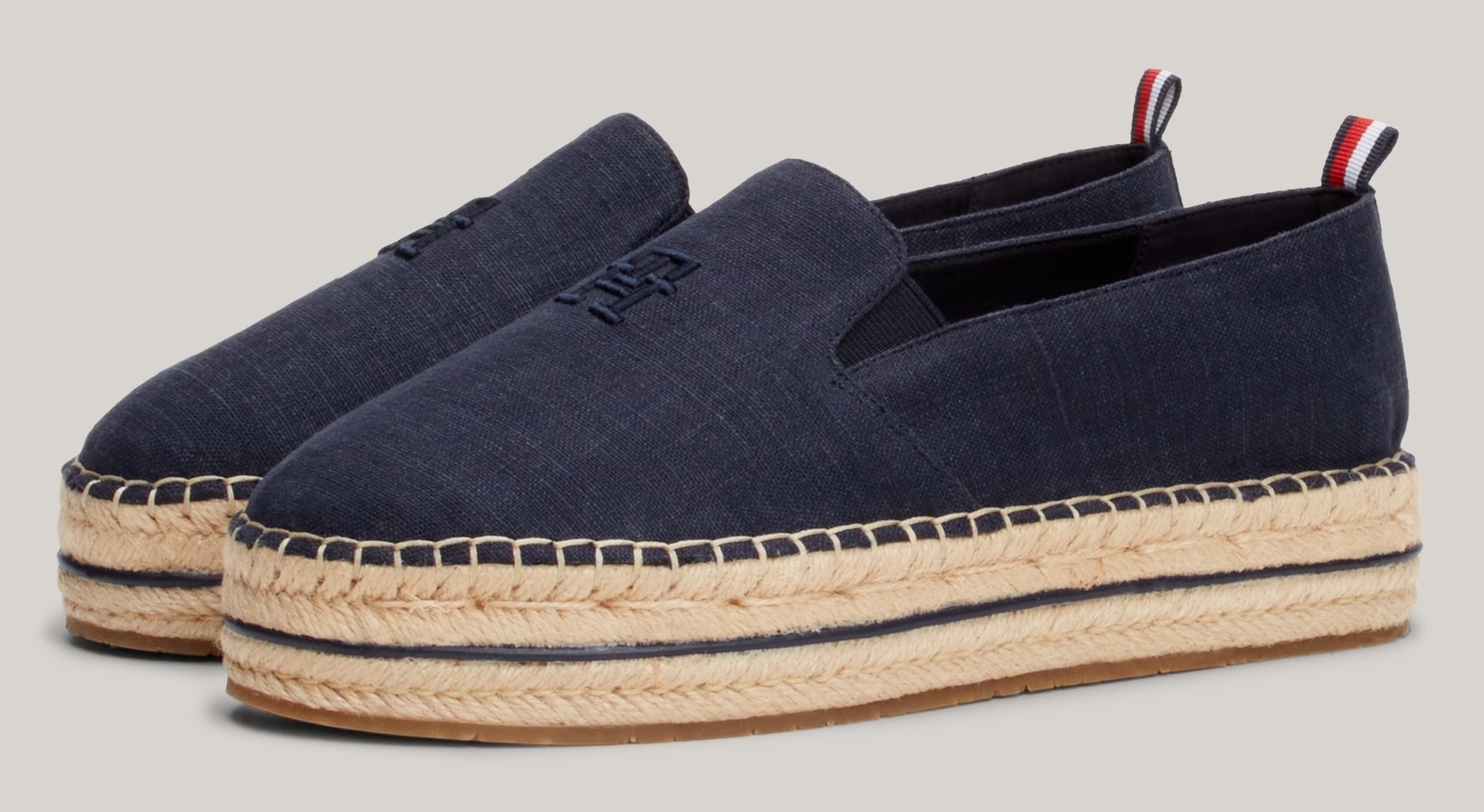 Tommy Hilfiger Espadrille "TH EMBROIDERED CANVAS FLATFORM", Sommerschuh, Schlupfschuh, Slipper mit bastbezogenem Plateau