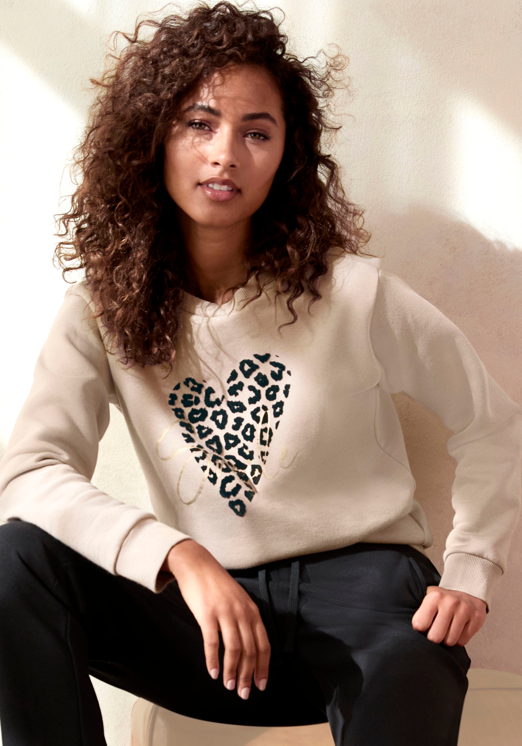 Sweatshirt, Loungehirt mit Herz-Leo-Druck, Loungewear