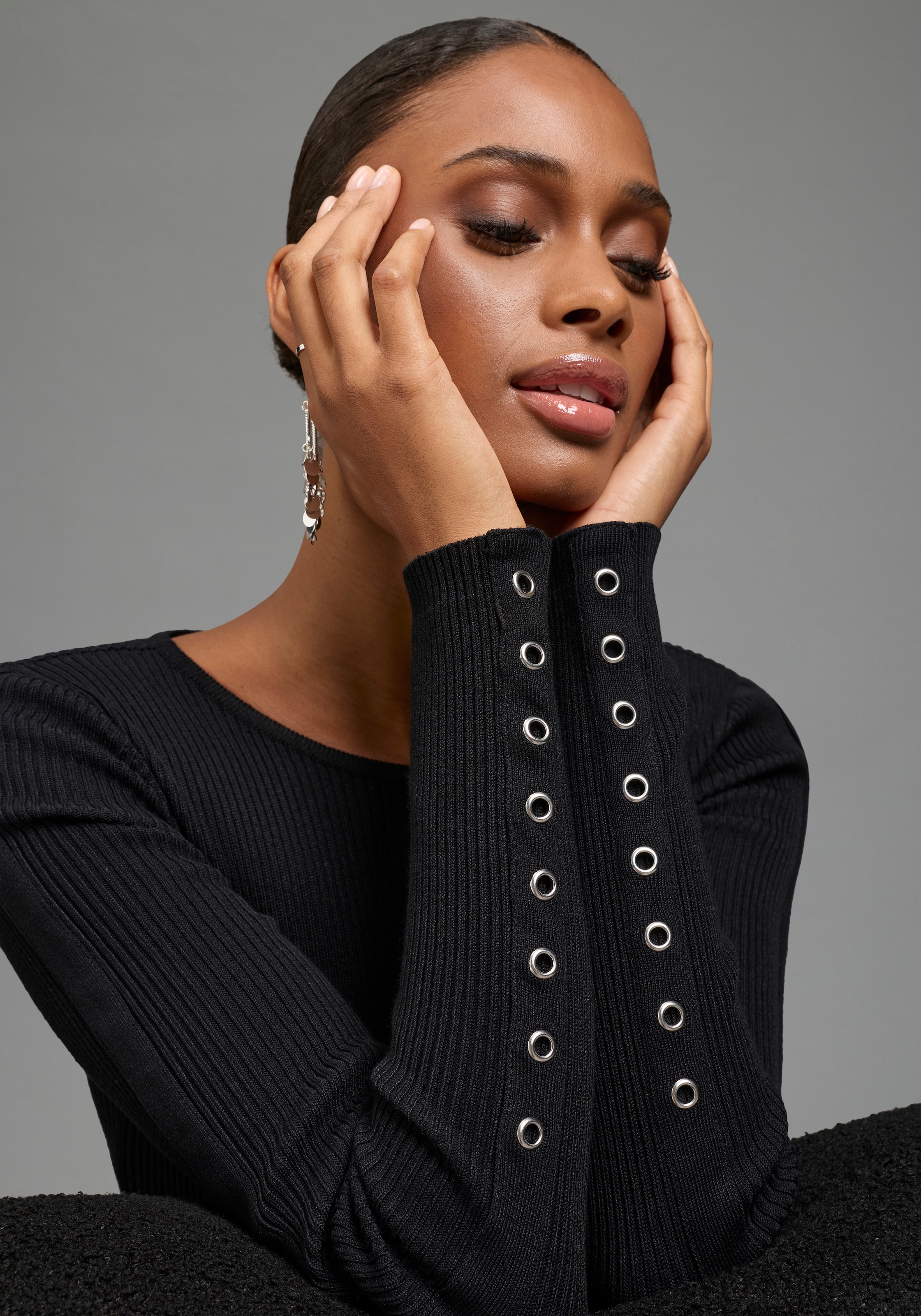 Bruno Banani Strickkleid Ohne Taschen figurbetonte Passform, mit ausgestelltem Saum, ohne Kragen, unifarben