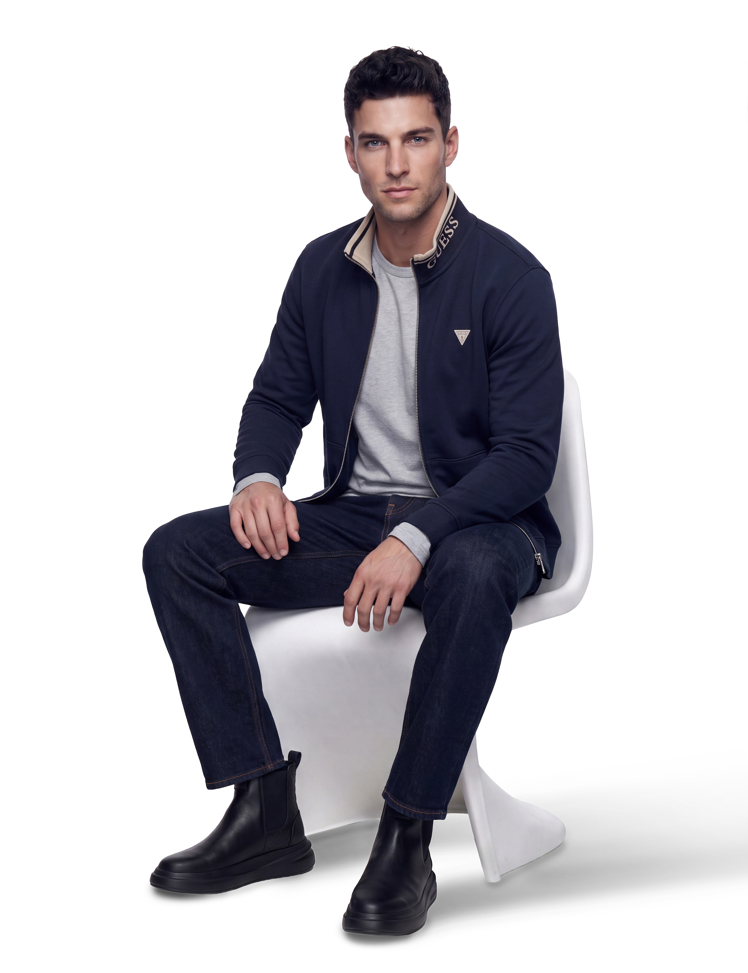 Guess Sweatjacke »FULL ZIP-UP TRUCKER« Stehkragen mit GUESS-Schriftzug, Kängurutasche