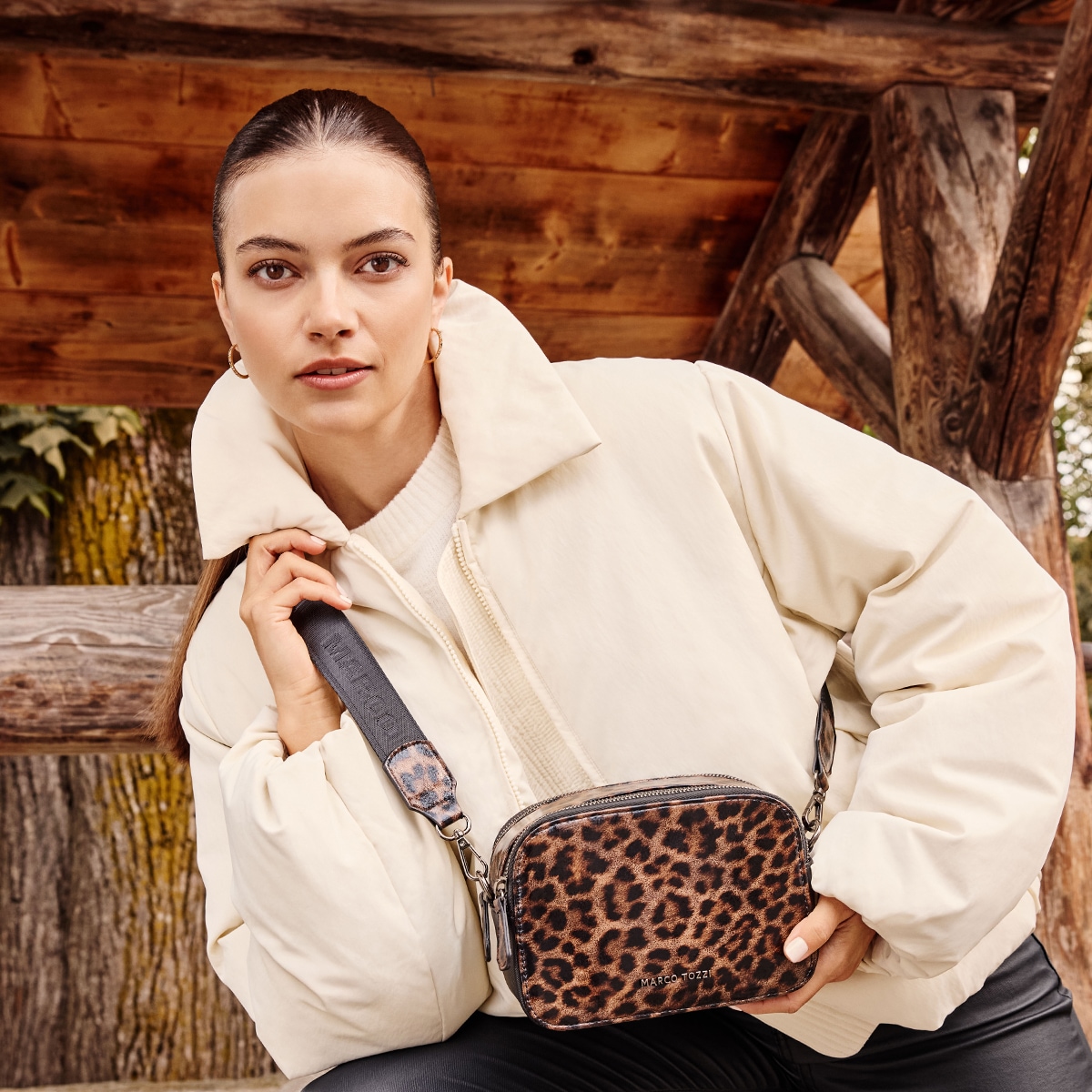 MARCO TOZZI Umhängetasche, Damen Schultertasche, Kamerabag, Minibag im ansgesagten Leo-Look