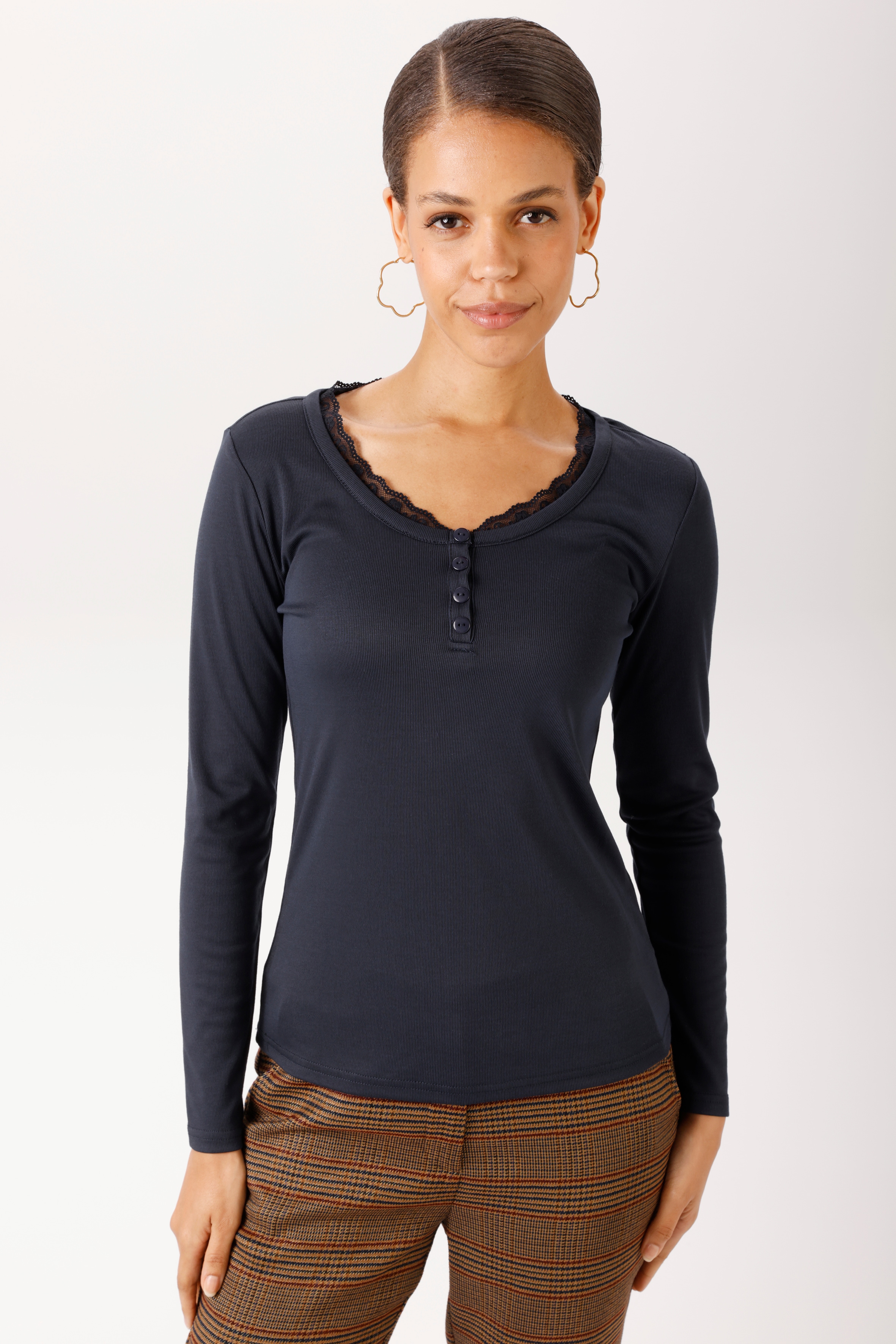 Aniston CASUAL Langarmshirt mit gewellter Spitze am Rundhals-Ausschnitt - NEUE KOLLEKTION