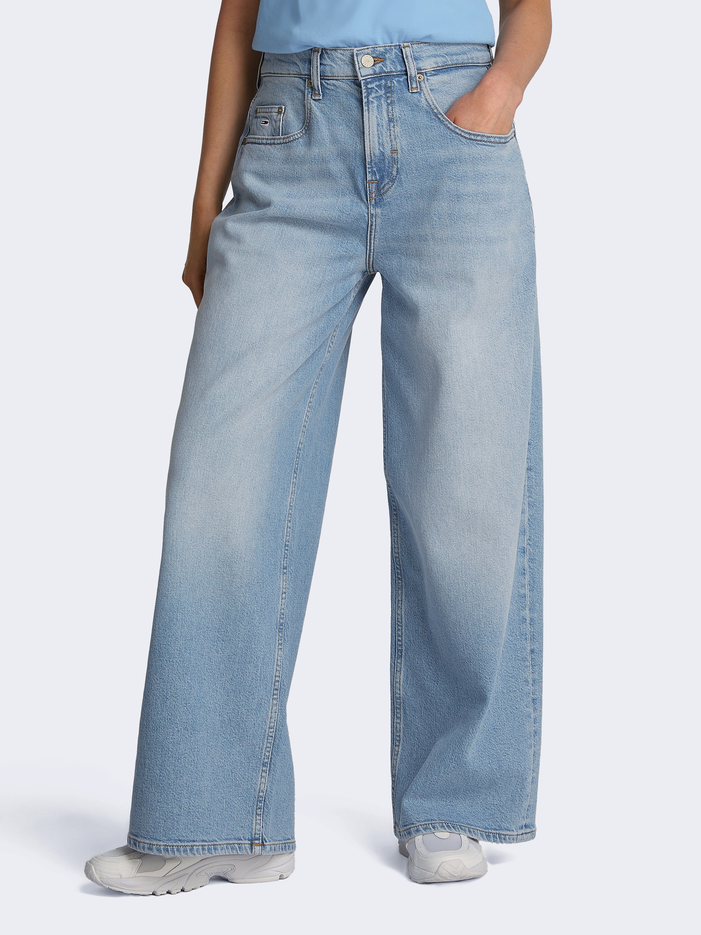 Tommy Jeans Loose-fit-Jeans »Charlie Mid Rise Lose Wide«, mit Logostickerei