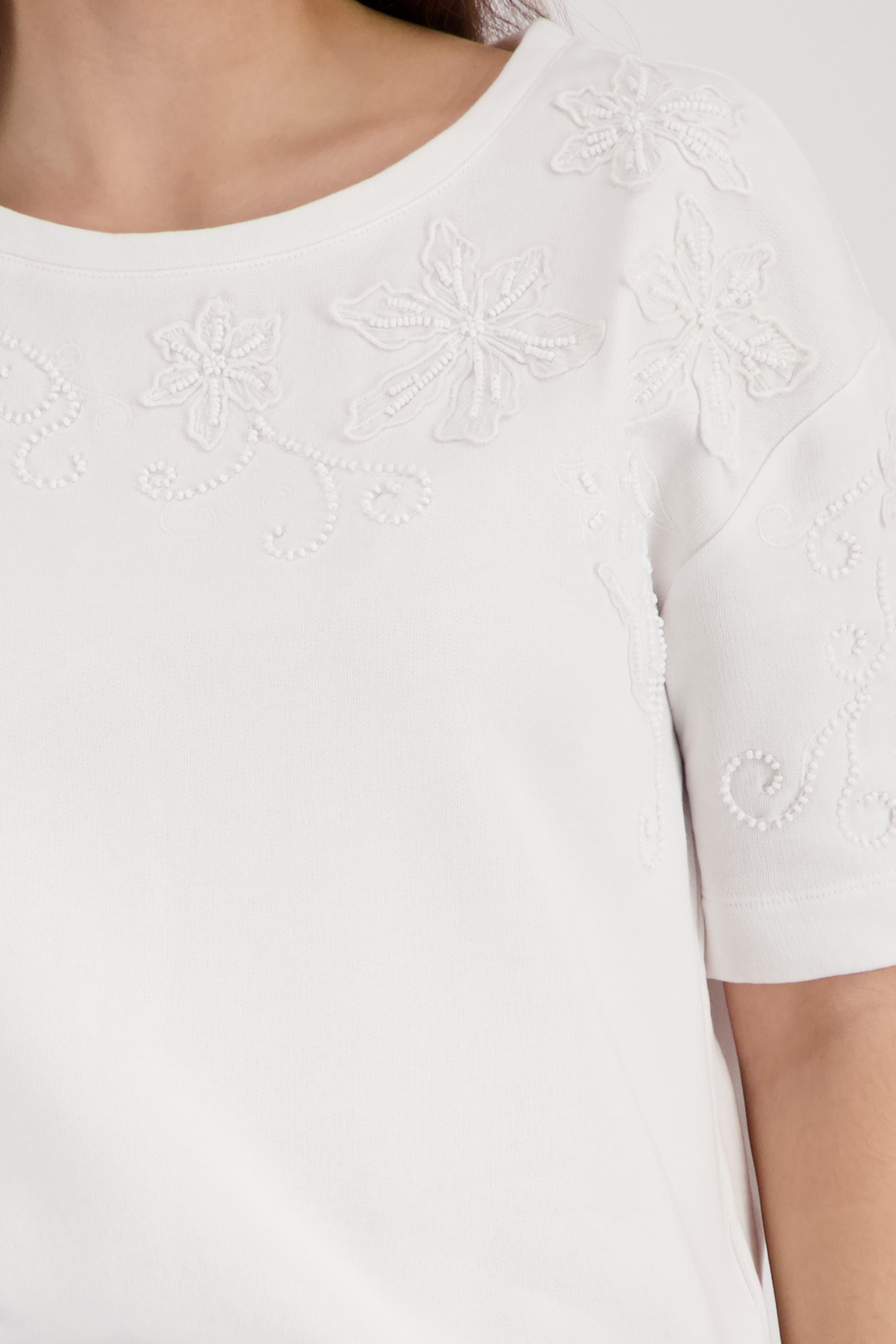 Monari Sweatshirt »Sweatshirt Perlenschmuck«, Regular fit mit Blumenstickerei
