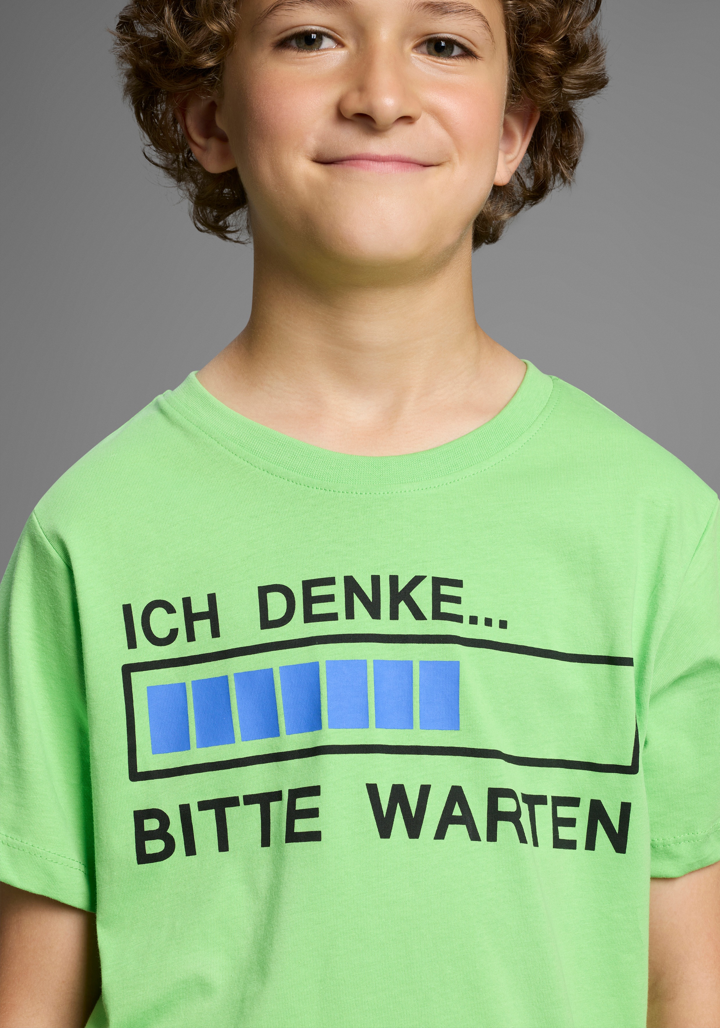Thumbnail - KIDSWORLD T-Shirt "ICH DENKE...BITTE WARTEN" Kurzarm, Basic Passform, mit trendigem Aufdruck