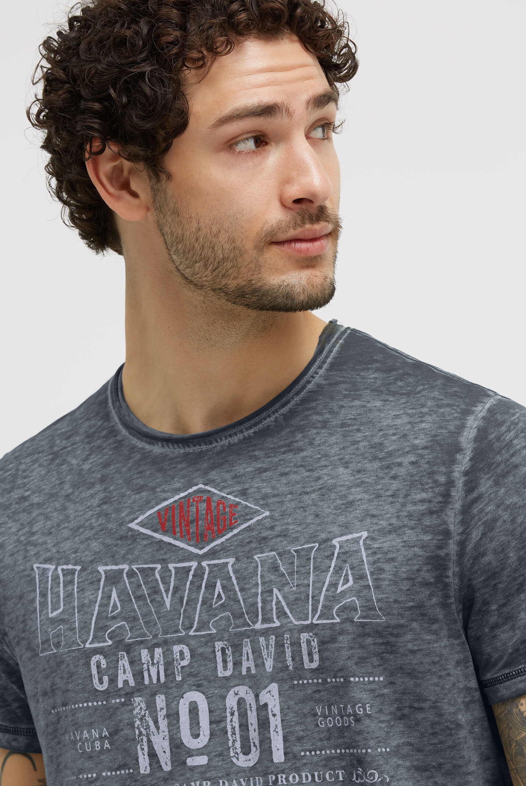 CAMP DAVID Rundhalsshirt mit offener Kante am Ausschnitt