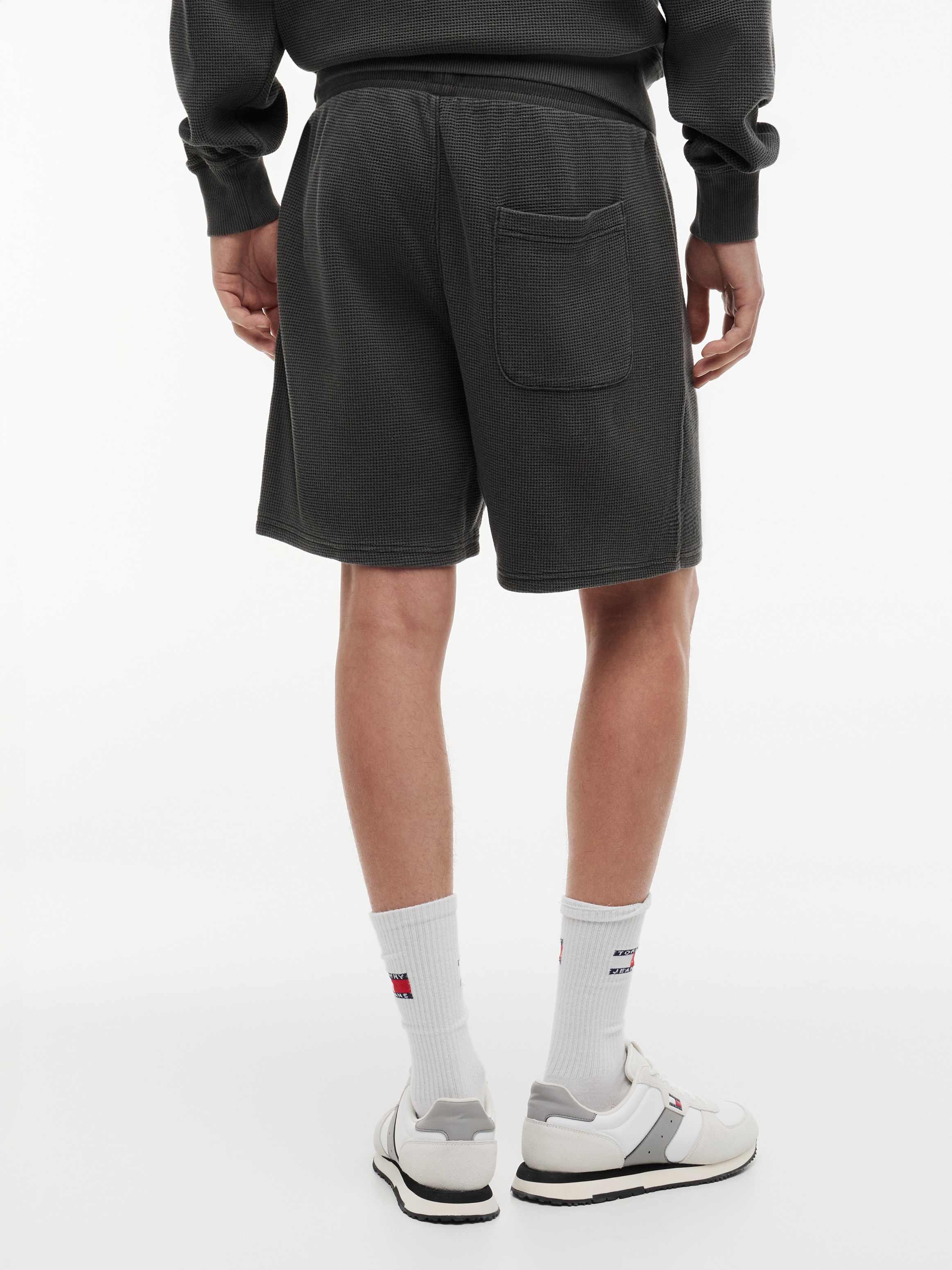 Tommy Jeans Sweatshorts »TJM WASHED WAFFLE BEACH SHORT«  aus Waffelstrick und elastischem Bund