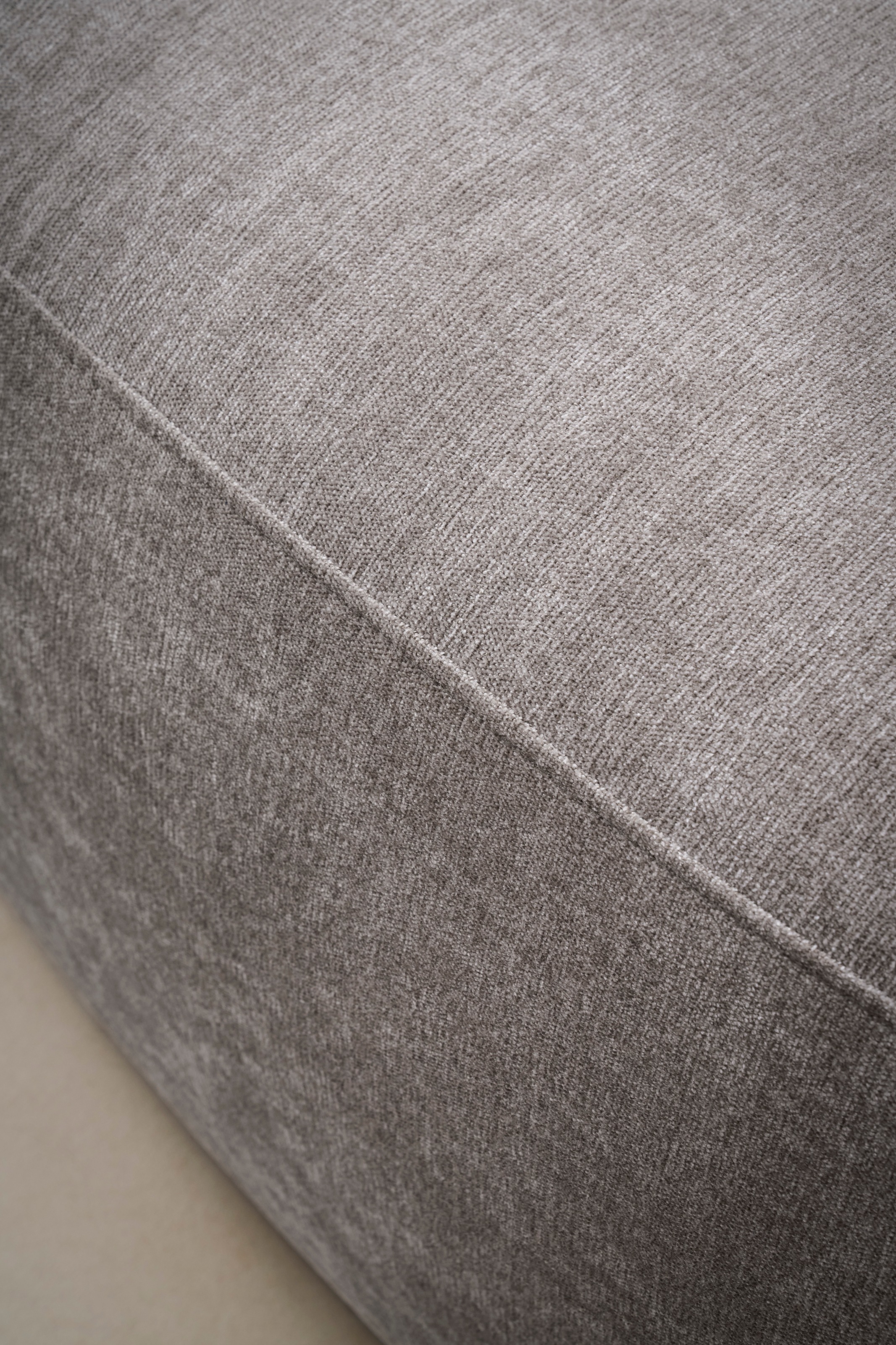 OTTO home 2,5-Sitzer »Kaarl, rundes Loungesofa, Sofa mit Kissen, perfekt gepolstert« Webstoff, in fünf Farben, zeitloses Design, inkl. 5 Rückenkissen