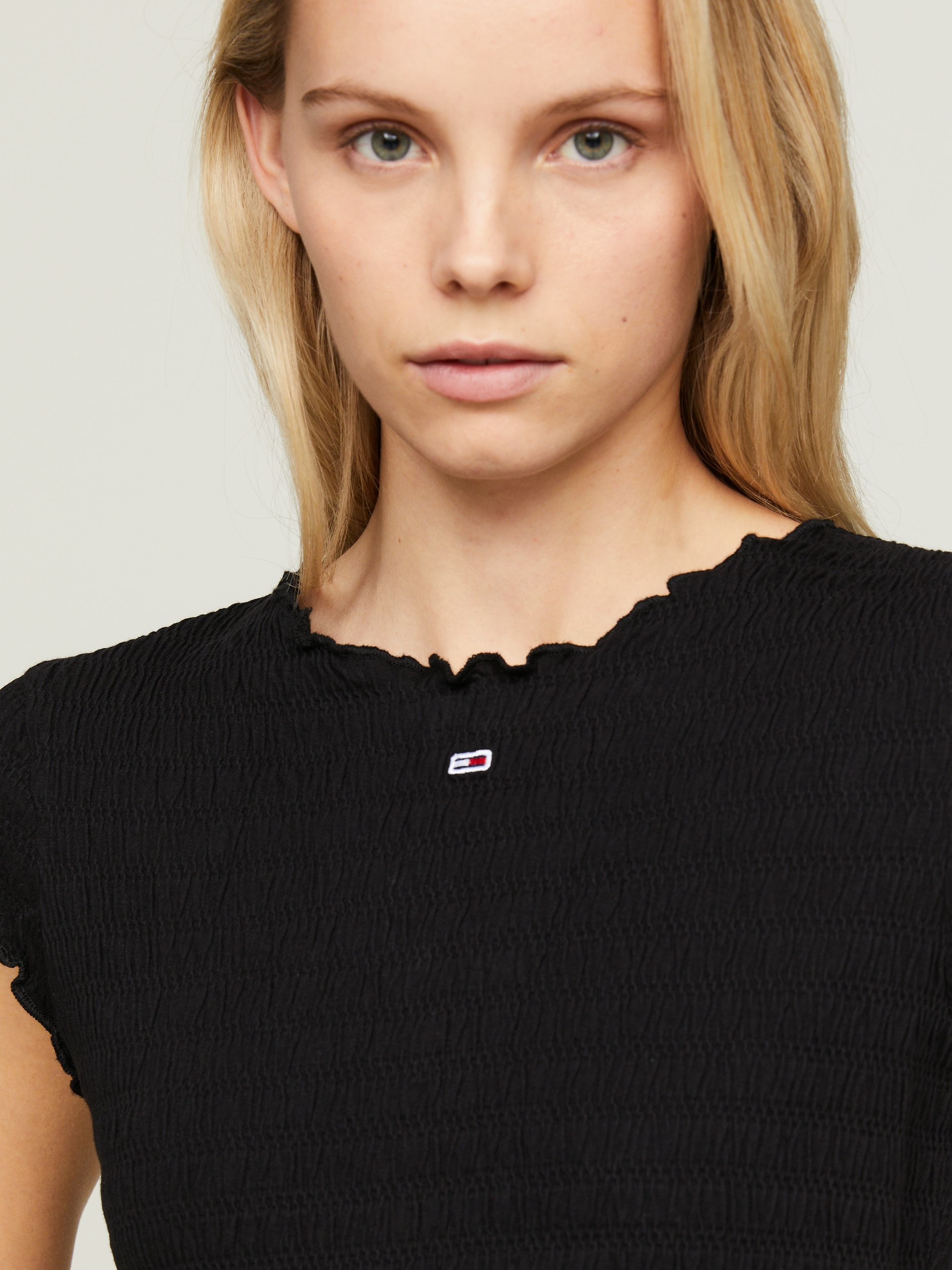 Tommy Jeans Rundhalsshirt »TJW SLIM SMOCK TEE« allover gesmokt