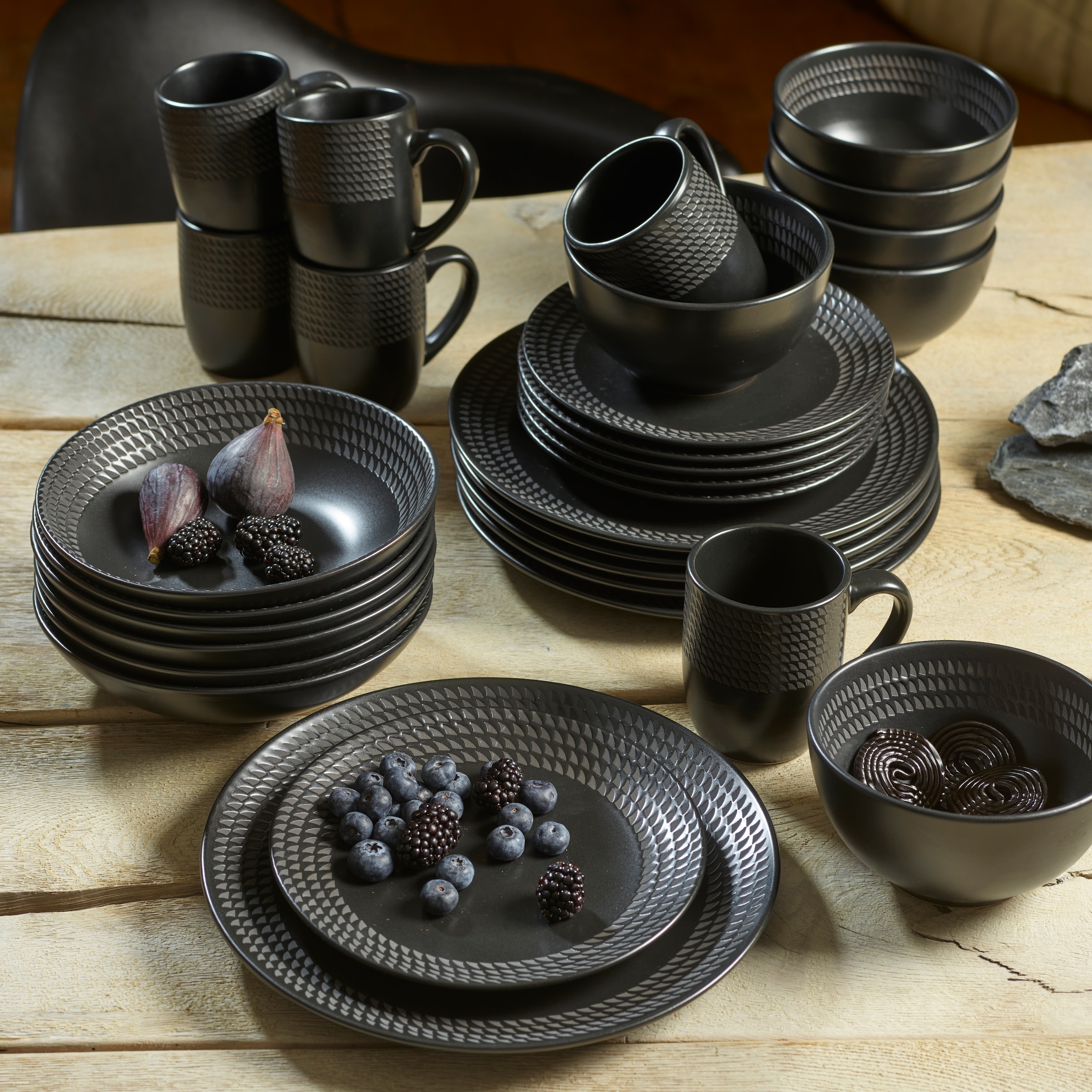 ECHTWERK Kombiservice »"BlackStyle", Schwarz«, (Set, 30 tlg.), Stilvolles Geschirrset mit markanter Struktur, hochwertige Stoneware