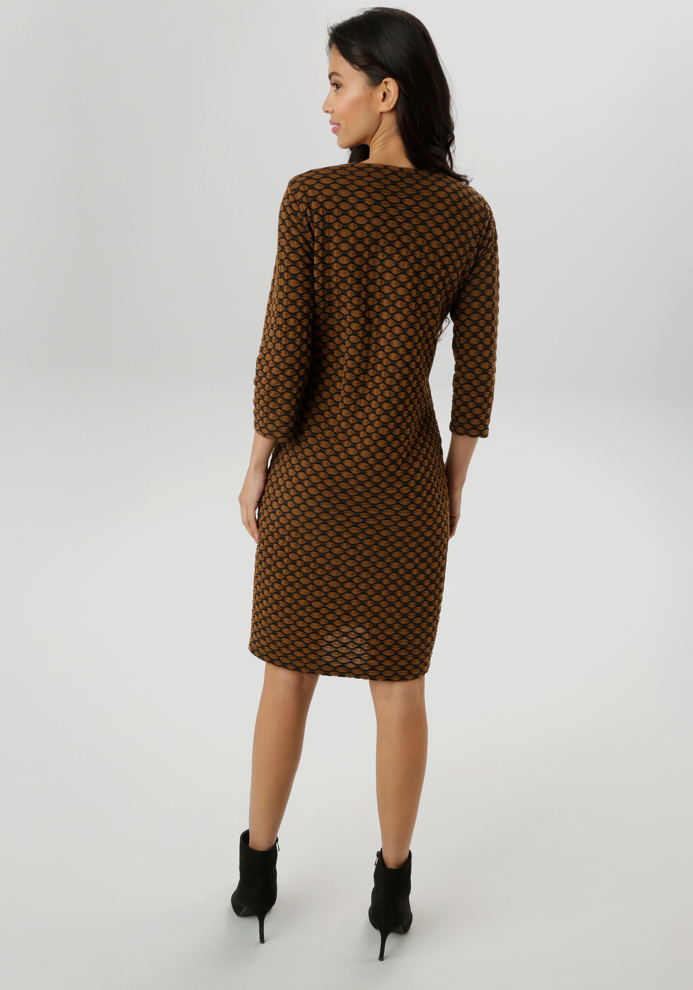 Aniston SELECTED Jerseykleid, mit schöner Oberflächenstruktur und Wellenmus günstig online kaufen