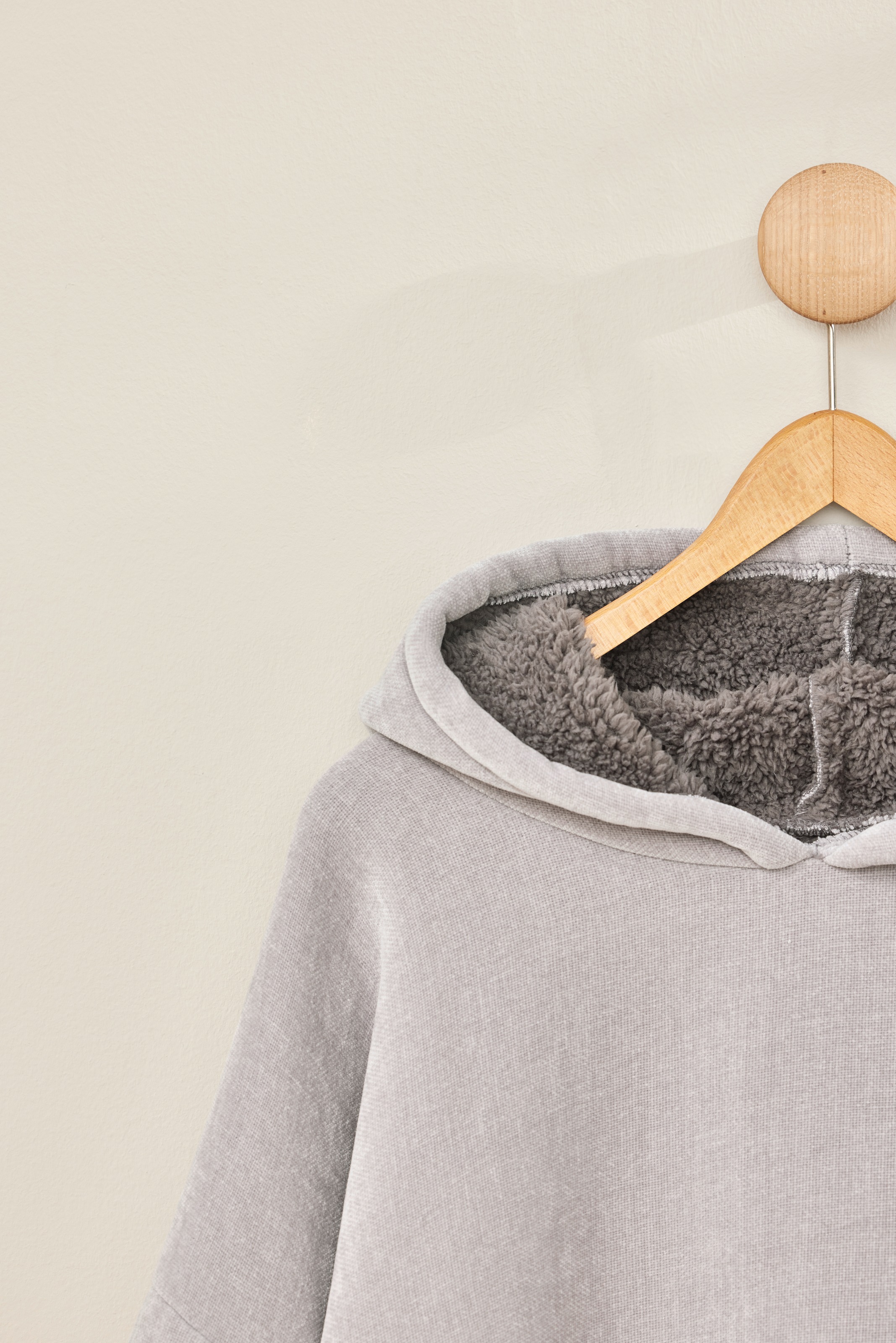 s.Oliver Wohndecke »s.Oliver Lounge Hoodie«, mit Kapuze, Ärmeln und Tasche