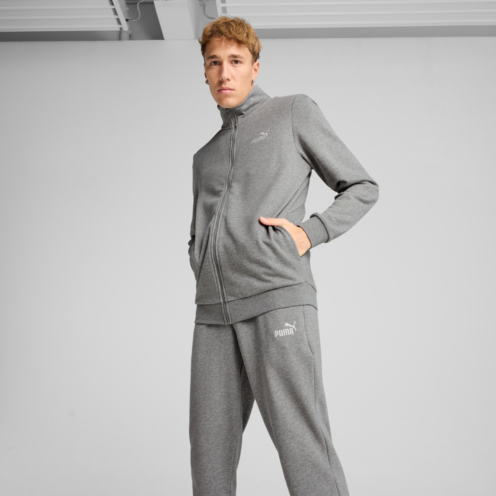PUMA Trainingsanzug "ESS NO1 LOGO TR KNITTED SUIT" 2 Stk. zweiteiliges Set, mit hohem Kragen, mit gerippten Bündchen