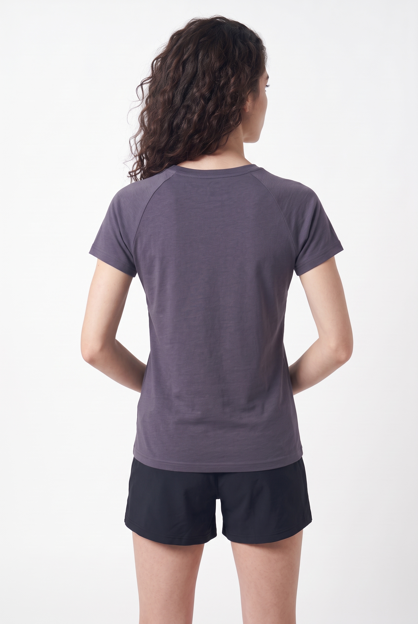 PUMA T-Shirt »ESS SEQUINS TEE« Kurzarmdesign, mit Rundhalsausschnitt, sportlicher Stil, Regular Fit