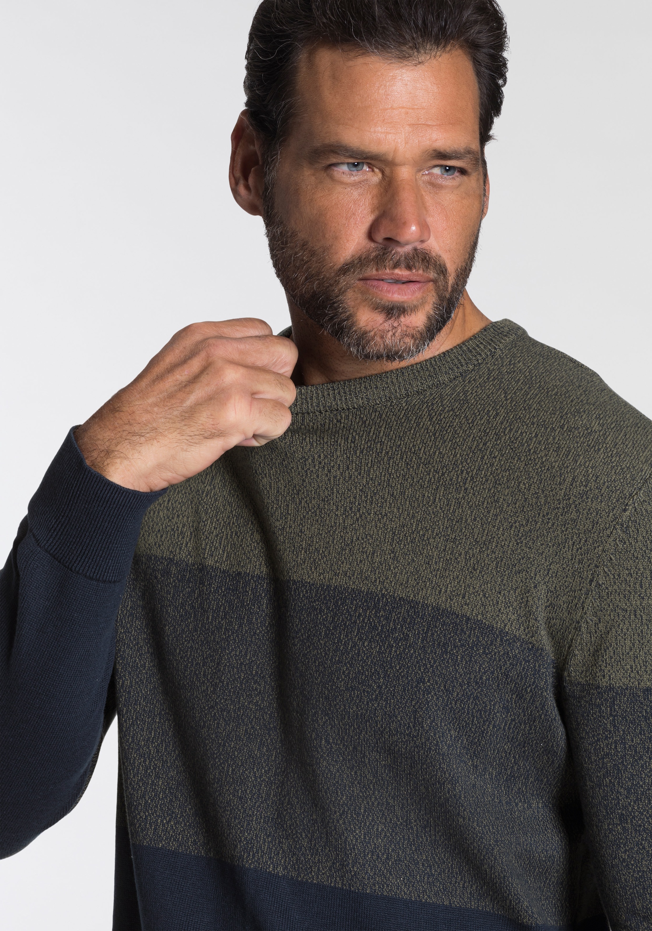 Rundhalspullover MAN'S WORLD "Bis Größe 5 XL", Herren, Gr. XL (56/58), bunt (oliv dunkelblau), Strick, Obermaterial: 50% Baumwolle, 50% Polyacryl, colorblocking, normal, Rundhals, Rippstrickbündchen, Pullover Rundhalspullover, mit Blockstreifen 3