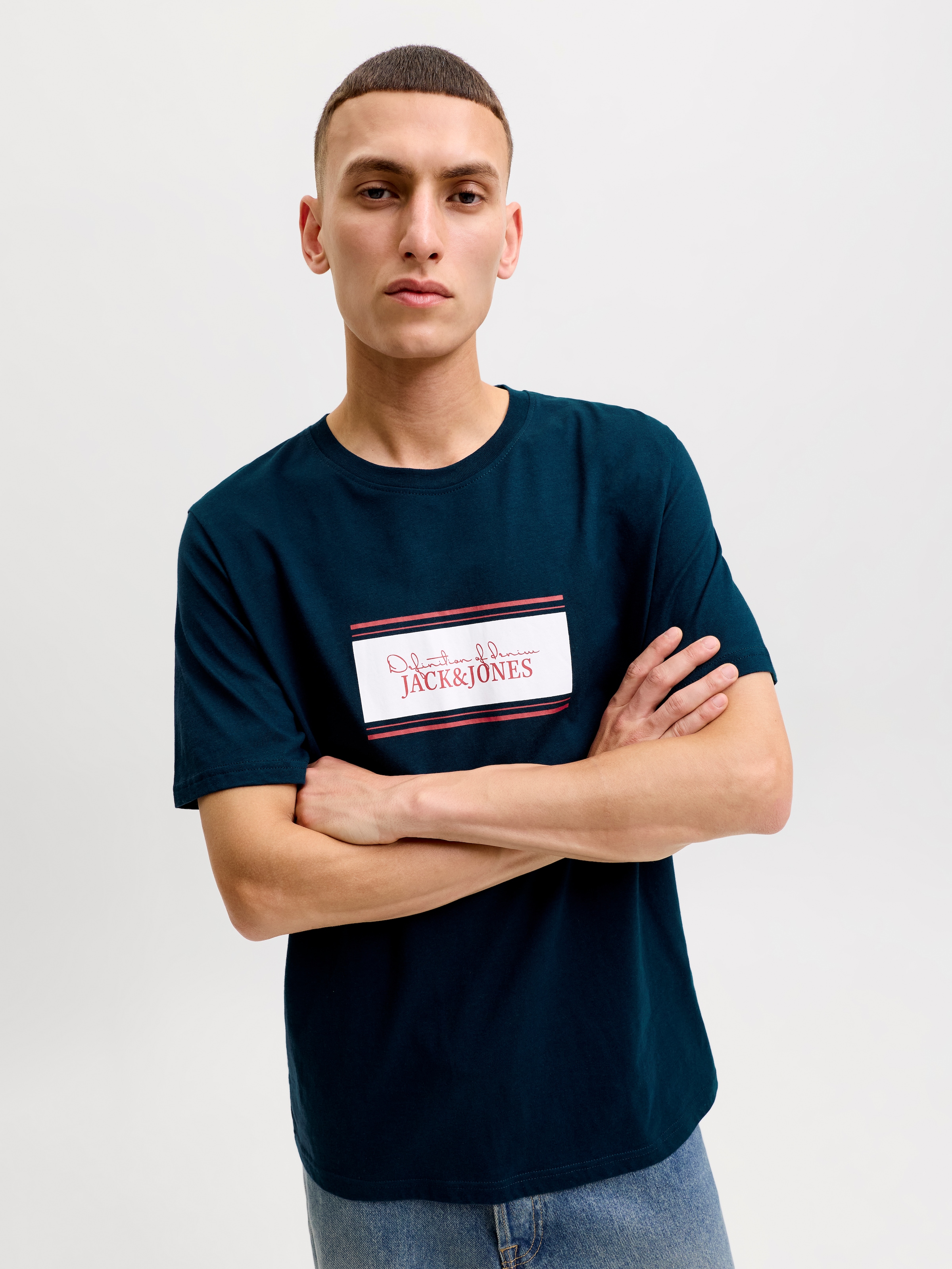 Jack & Jones Rundhalsshirt "JJBUSTER TEE SS CREW NECK BTS" aus Baumwolle, normale Passform, pflegeleicht