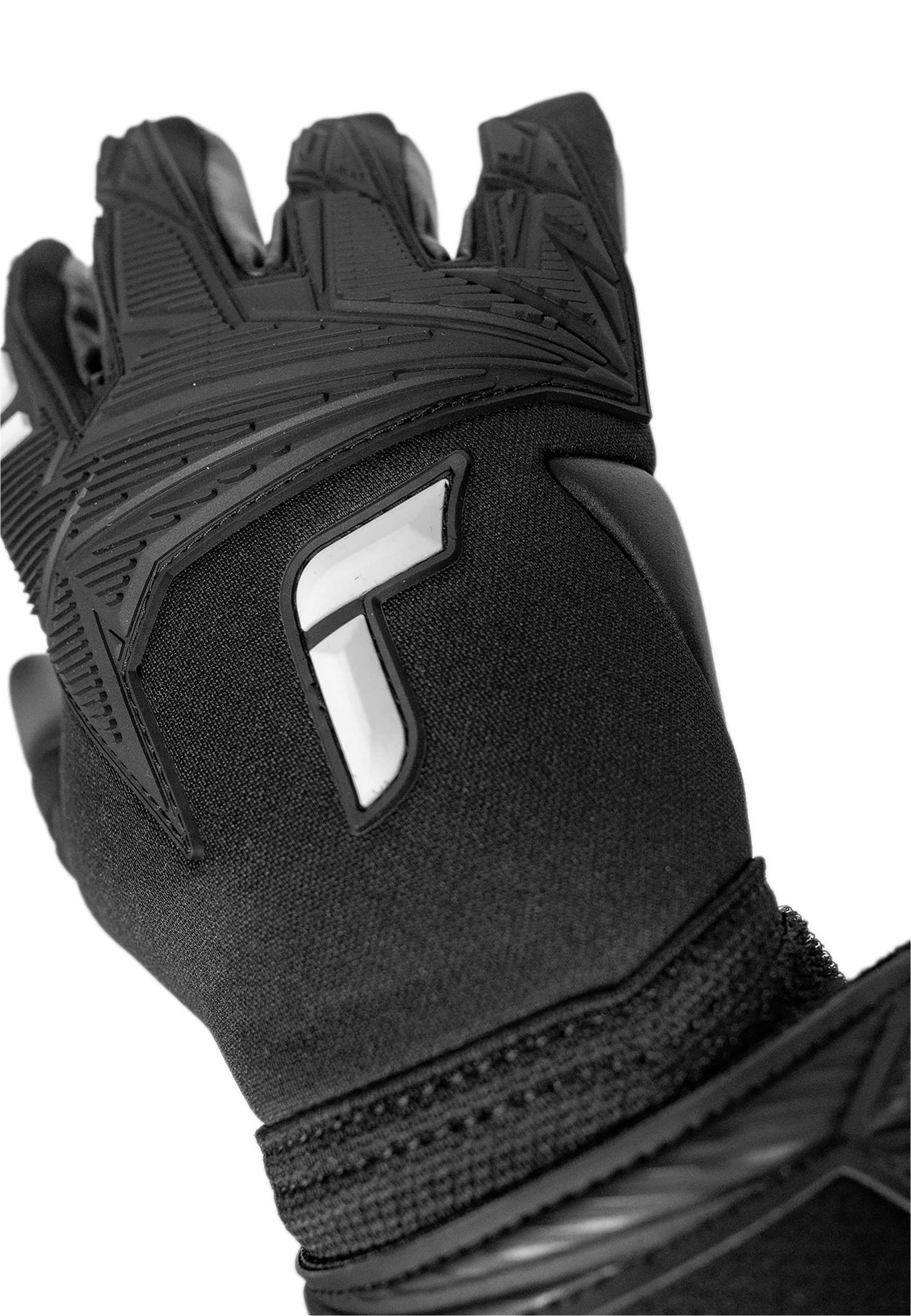 Reusch Torwarthandschuhe »Attrakt Freegel Infinity« sitzen komfortabel und bequem