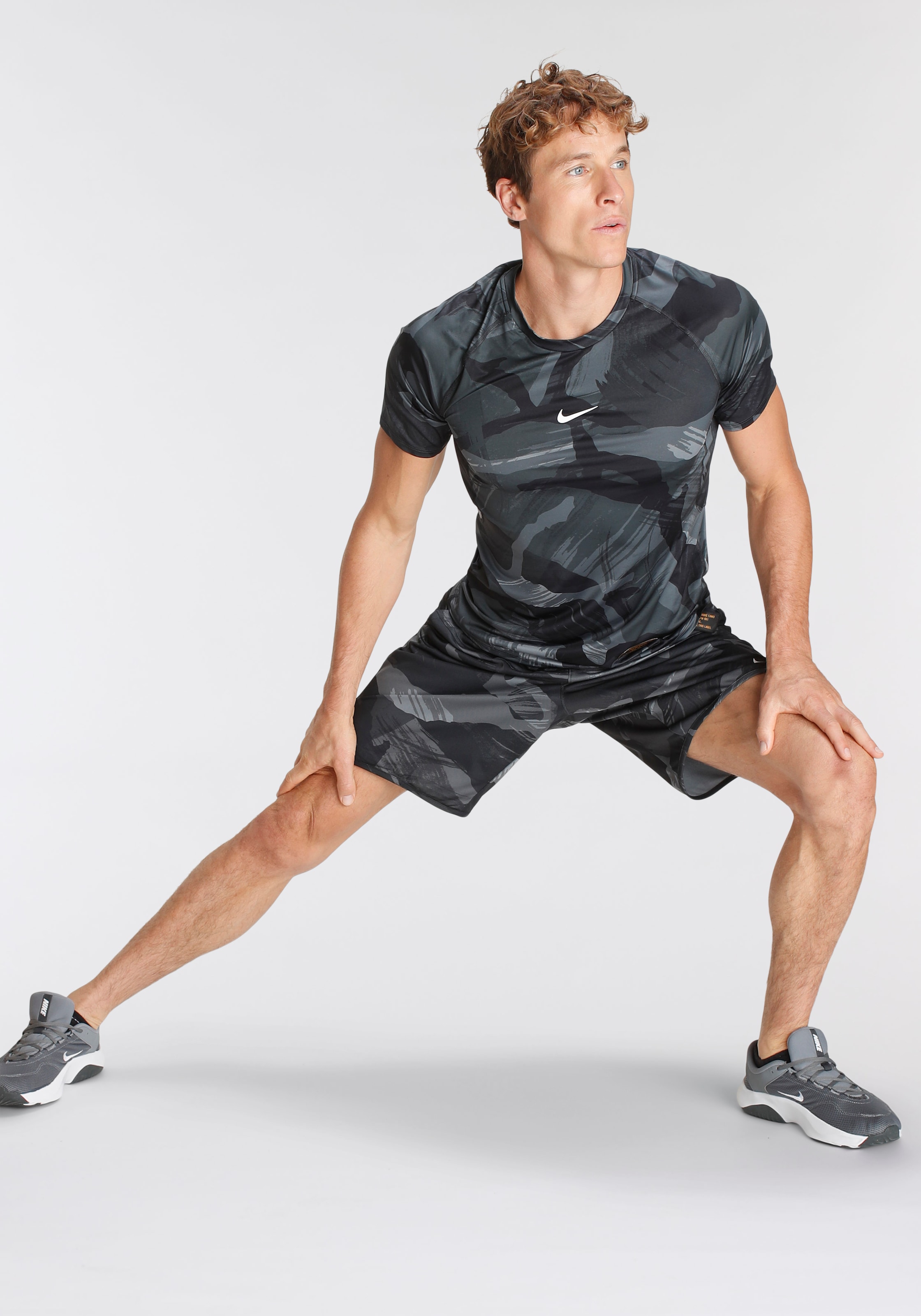 Nike Trainingsshirt »PRO DRI-FIT MEN'S SHORT-SLEEVE SLIM CAMO TOP«