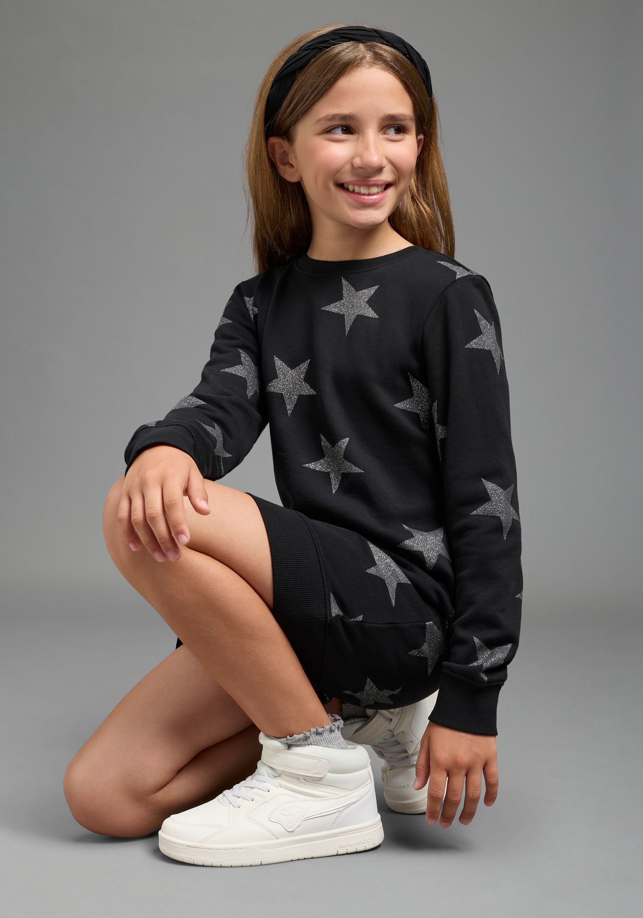 KIDSWORLD Sweatkleid "Sterne-Allover Kleid" Sweatkleid mit Glitzer für den Alltag, sportlicher Touch