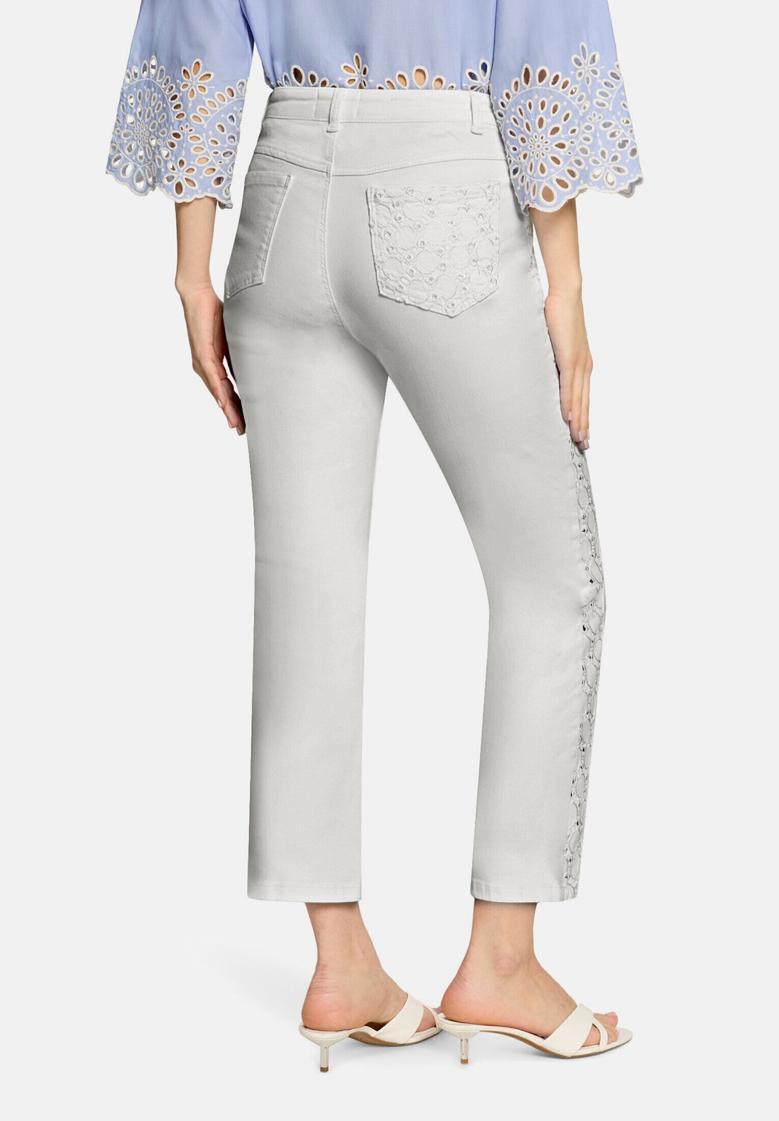 Cartoon Regular-fit-Jeans »Damen mit Lochmuster«