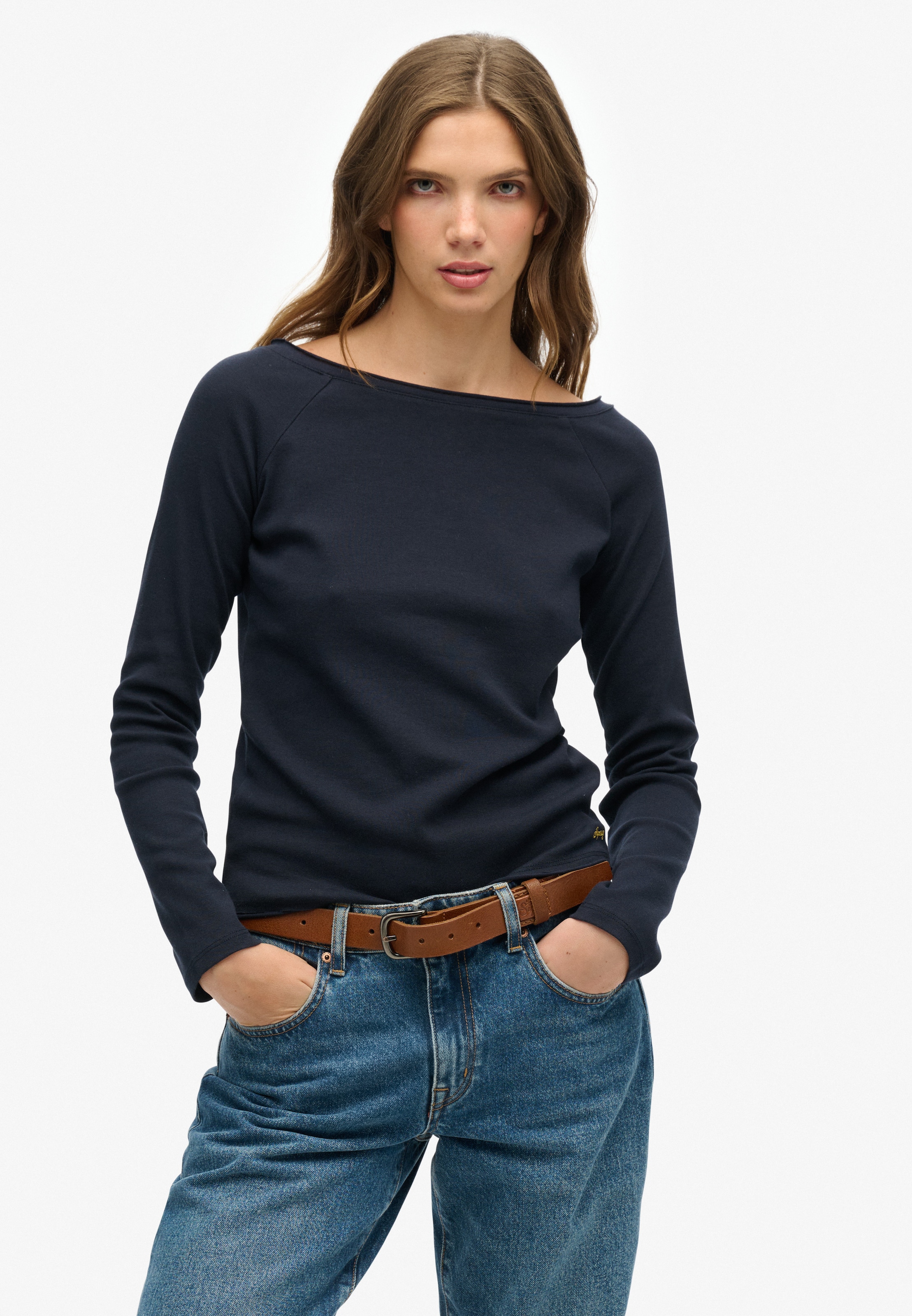 Superdry Langarmshirt "BARDOT OFF SHOULDER TOP" mit U-Boot Ausschnitt und Wellenkante am Bund, gesticktes Logo am Saum