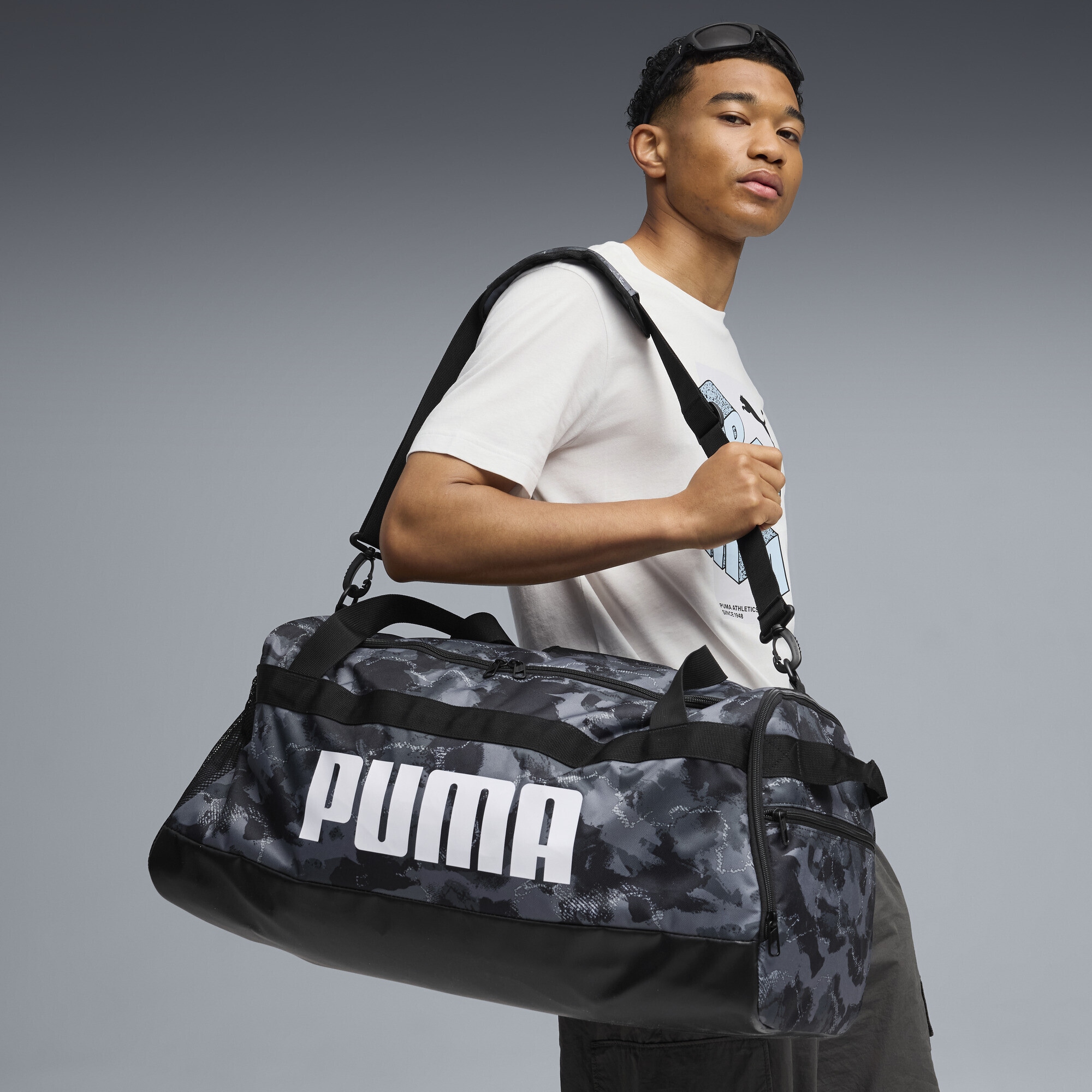 PUMA Sporttasche »Challenger 58L Mittelgroße Sporttasche mit Allover-Print«