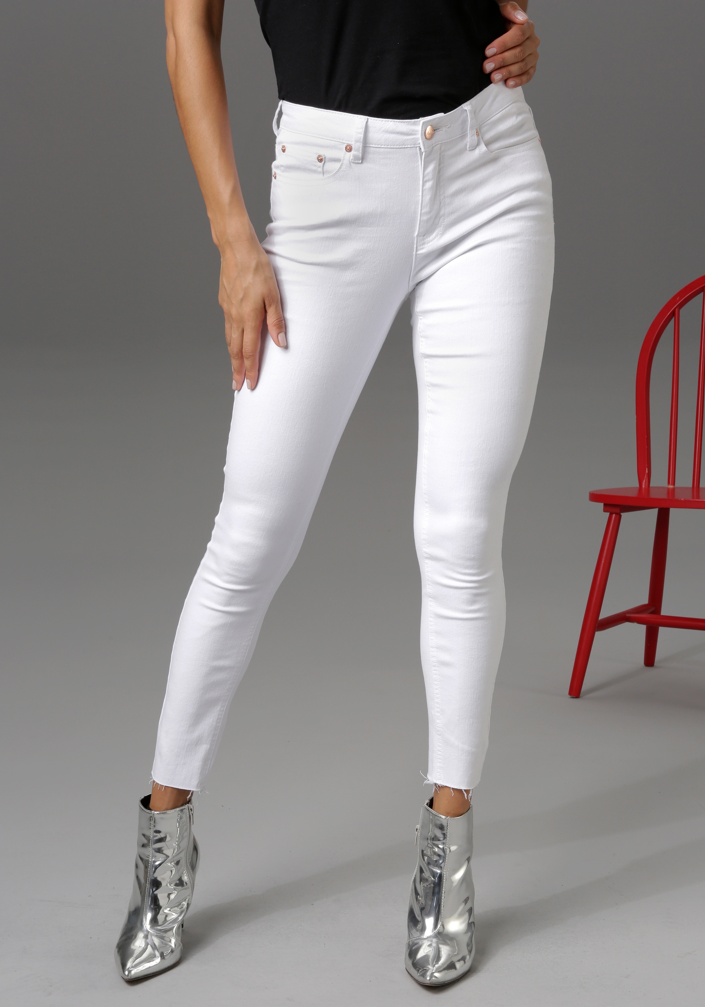 BAUR bestellen Aniston Beinabschluss - CASUAL online waist mit regular | Skinny-fit-Jeans, ausgefransten