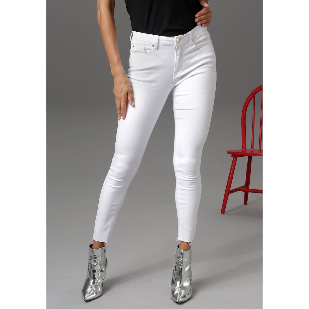 Aniston CASUAL Skinny-fit-Jeans, regular waist - mit ausgefransten Beinabschluss