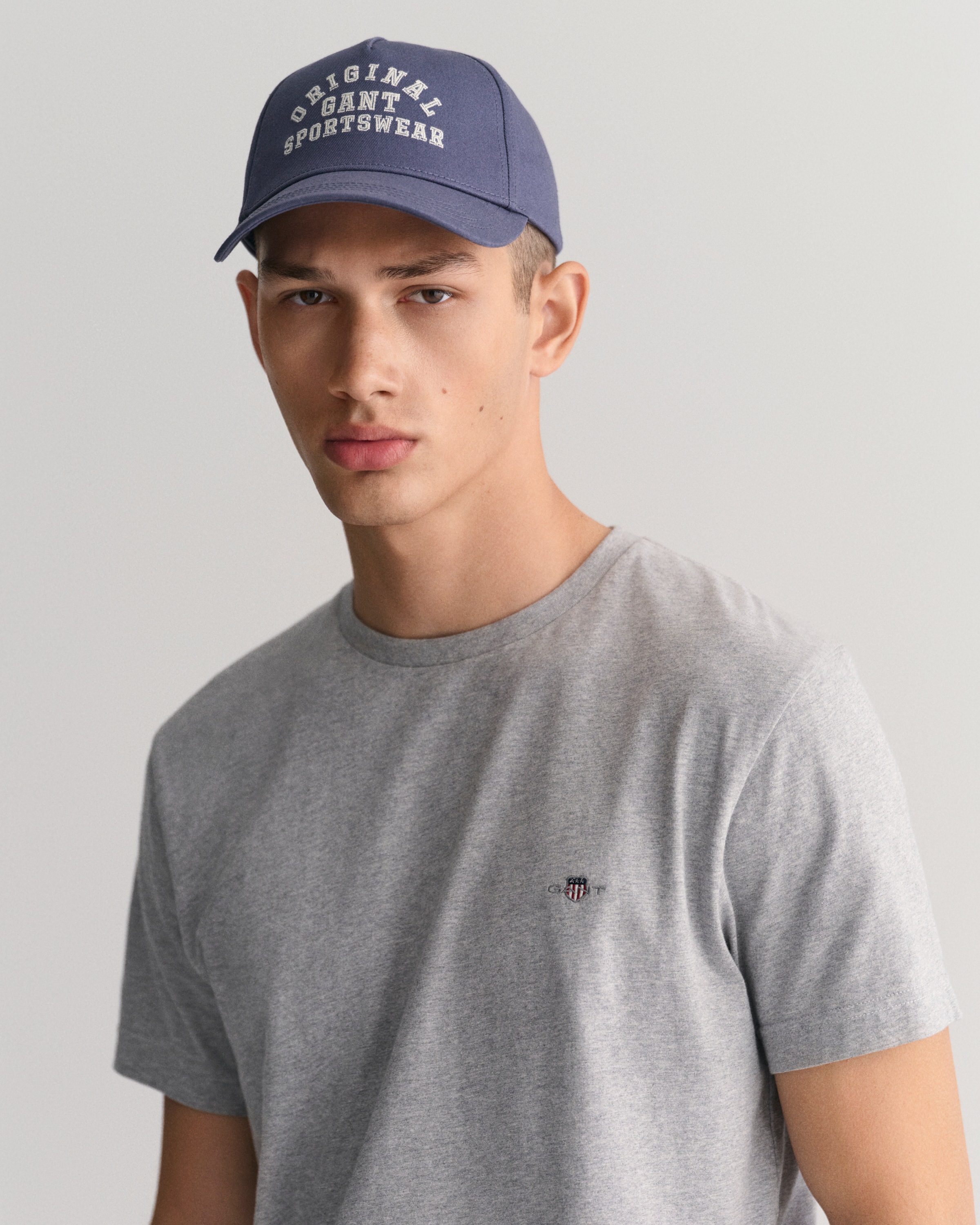 Gant T-Shirt »SLIM SHIELD SS T-SHIRT«, mit Logostickerei auf der Brust