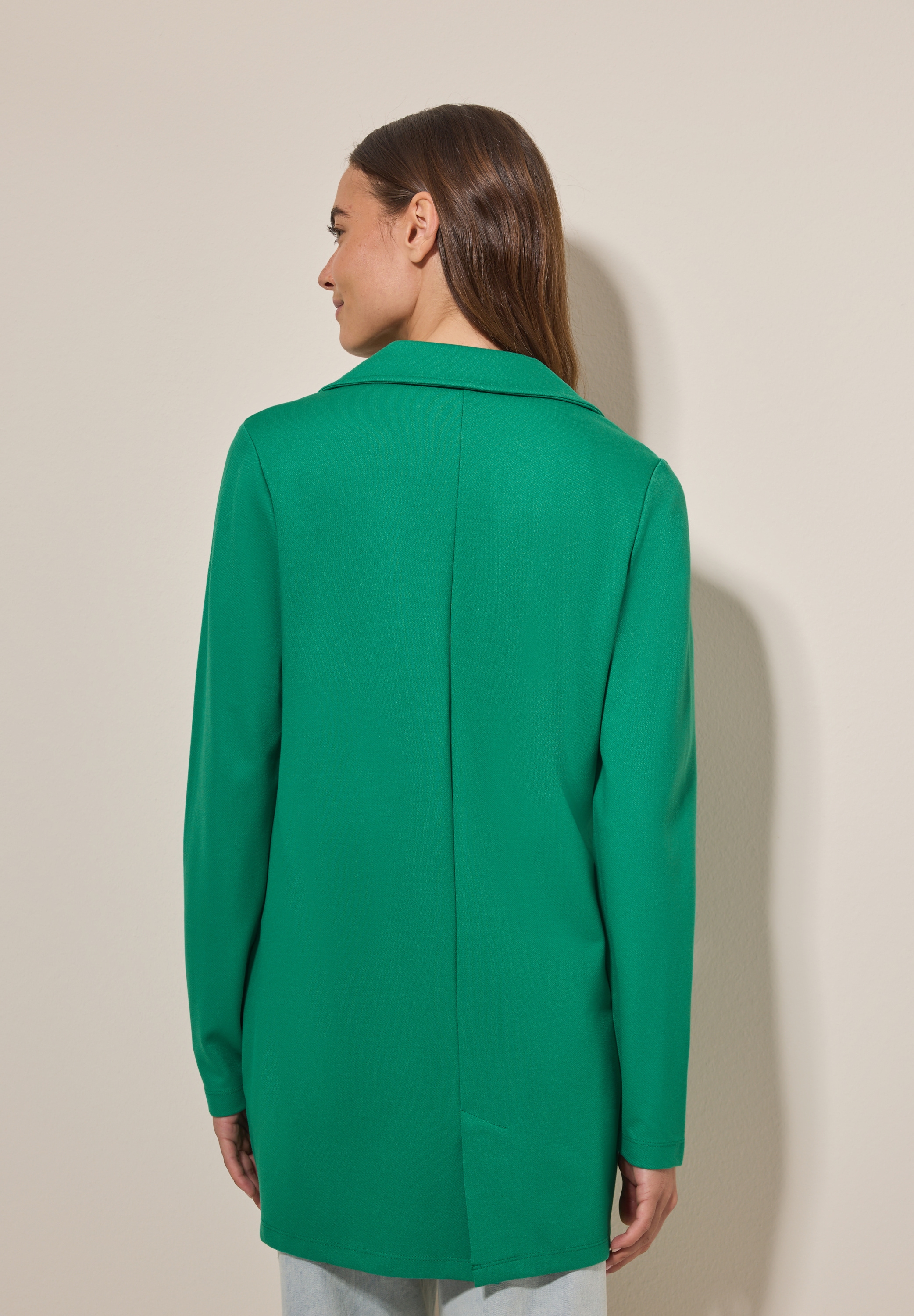 Cecil Longblazer, mit Reverskragen