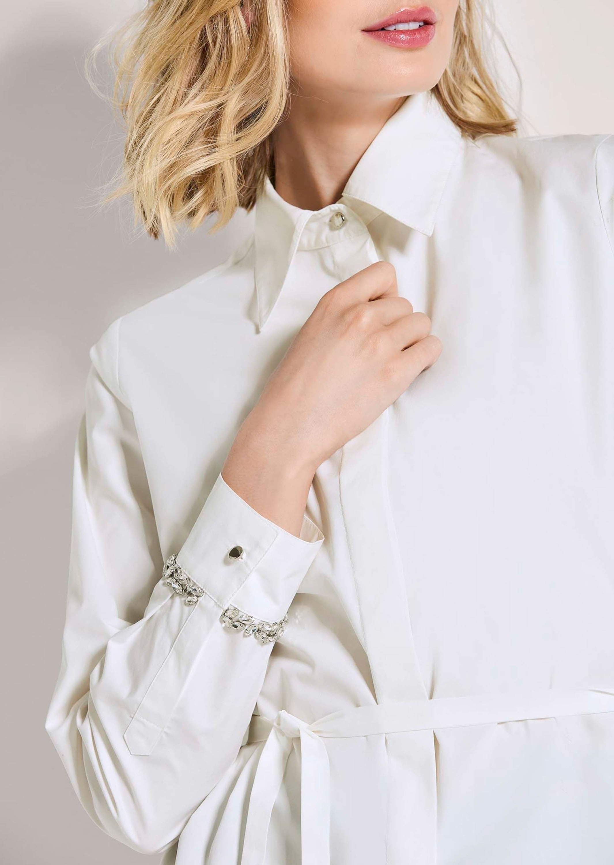 MADELEINE Langarmbluse »Hemdbluse Baumwollbluse mit Bindeband« Bluse mit dekorativen Strasssteinen auf der Manschette und Bindeband in der Taille
