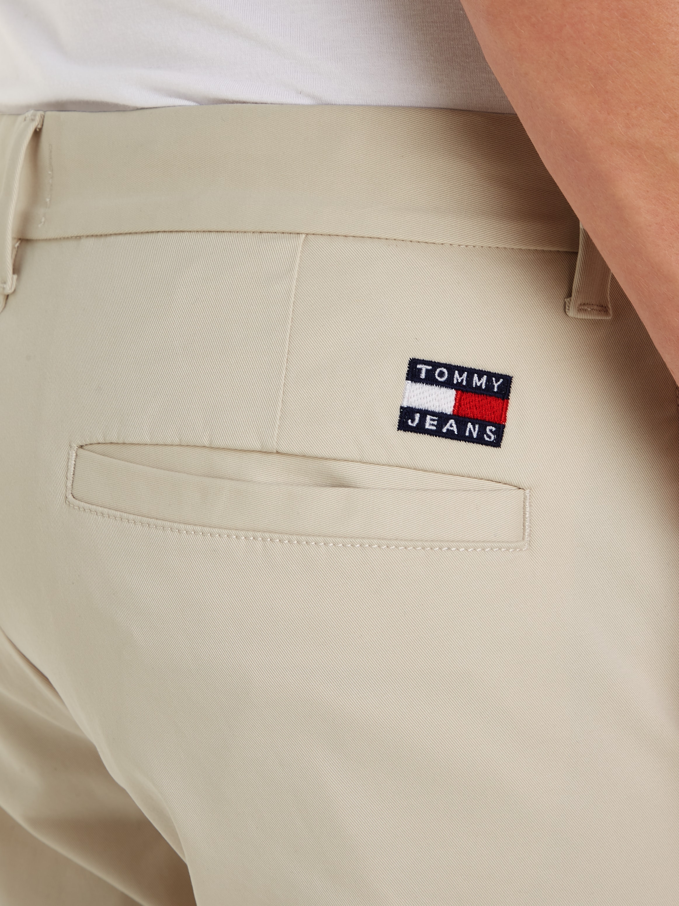 Tommy Jeans Chinohose »TJM AUSTIN LIGHTWEIGHT CHINO«, mit Logopatch